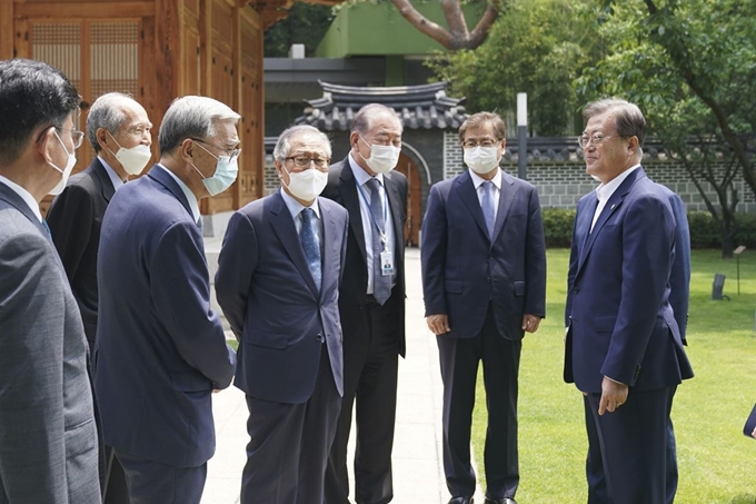 문재인 대통령이 17일 청와대 상춘재에서 전직 통일부 장관 및 원로들과 오찬에 앞서 대화하고 있다. 청와대 제공