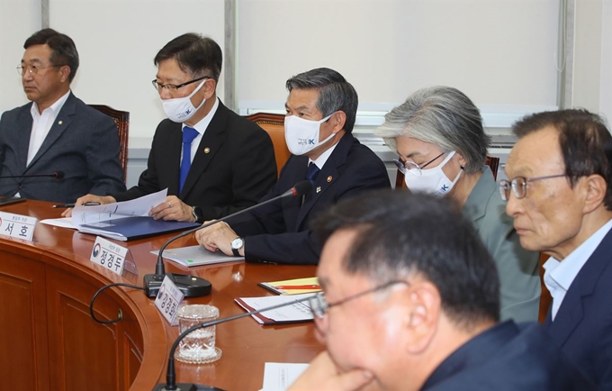 이해찬(사진 맨 오른쪽) 더불어민주당 대표, 김태년(사진 맨 밑) 원내대표, 강경화 외교장관, 정경두 국방장관, 서호 통일부 차관이 18일 국회에서 열린 외교안보통일자문회의에 굳은 표정으로 앉아 있다. 연합뉴스