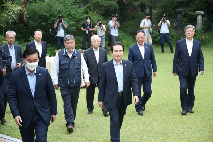 정세균 국무총리 등 '코로나19 위기 극복을 위한 노사정 대표자회의' 참석자들이 18일 저녁 서울 삼청동 총제8차 목요 대화에 참석하기 위해 이동하고 있다. 연합뉴스