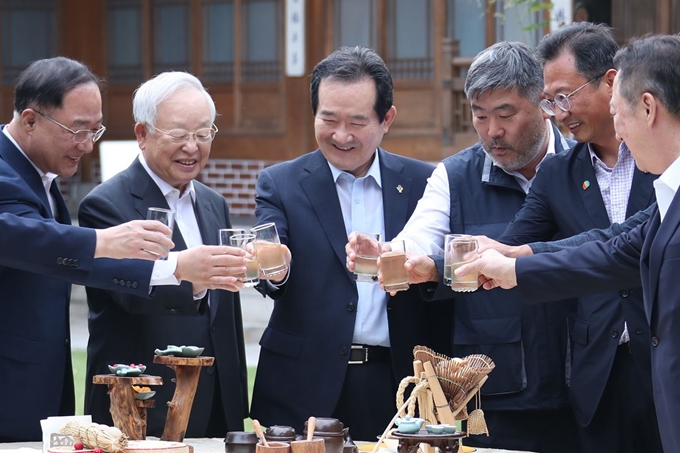 정세균 국무총리가 18일 저녁 서울 삼청동 총리공관에서 노사정 주체들이 참여해 열린 제8차 목요 대화 전 참석자들과 건배하고 있다. 연합뉴스