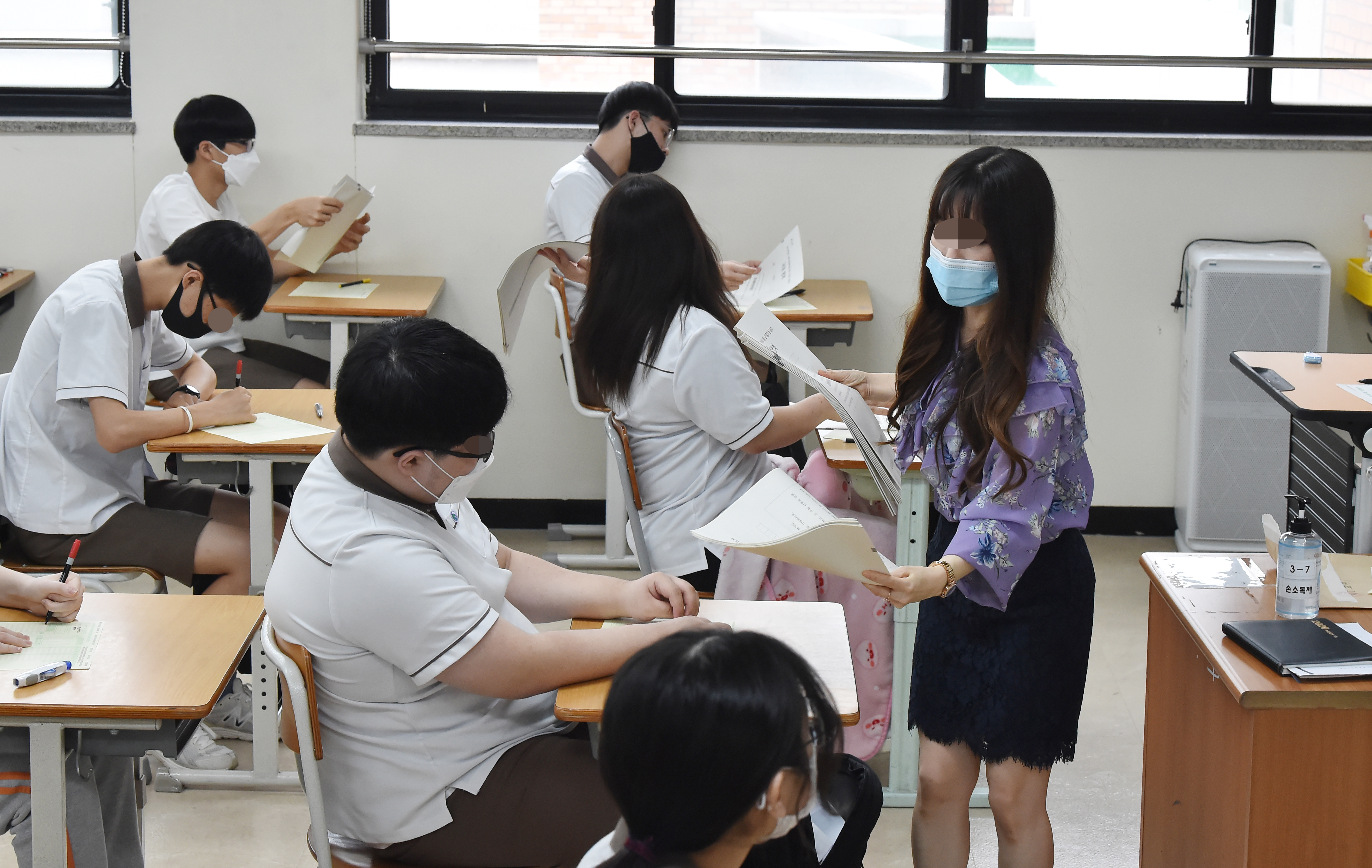 전국연합학력평가(모의고사)가 실시된 18일 오전 경기 수원시 매탄고등학교에서 고3학생들이 문제지를 배부받고 있다. 뉴시스