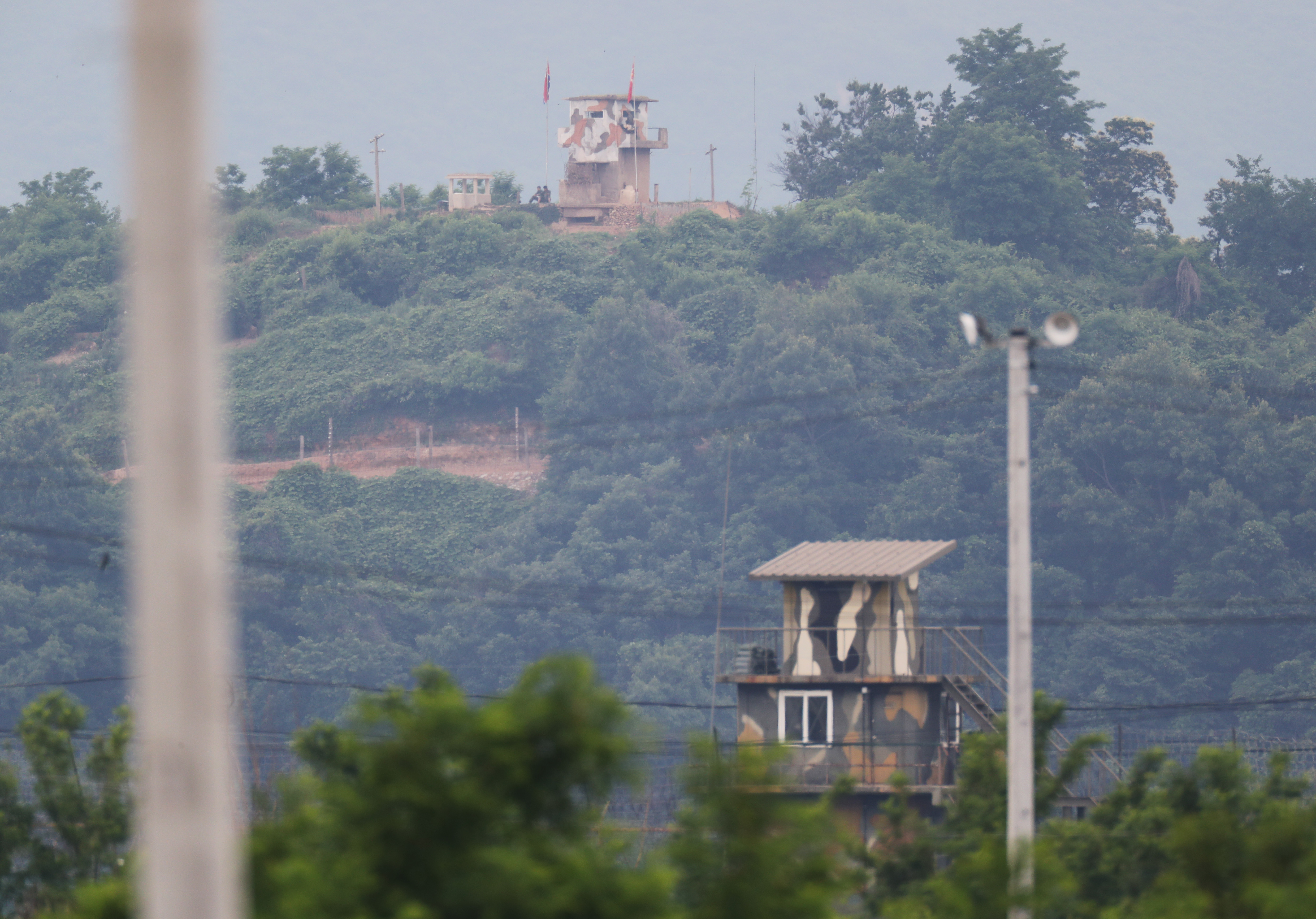 북한이 금강산 관광지구와 개성공단에 군부대를 다시 주둔시킨다는 계획을 발표한 가운데 18일 오후 경기도 파주시 접경지역에서 남북한 초소가 임진강을 사이에 두고 마주보고 있다.뉴스1