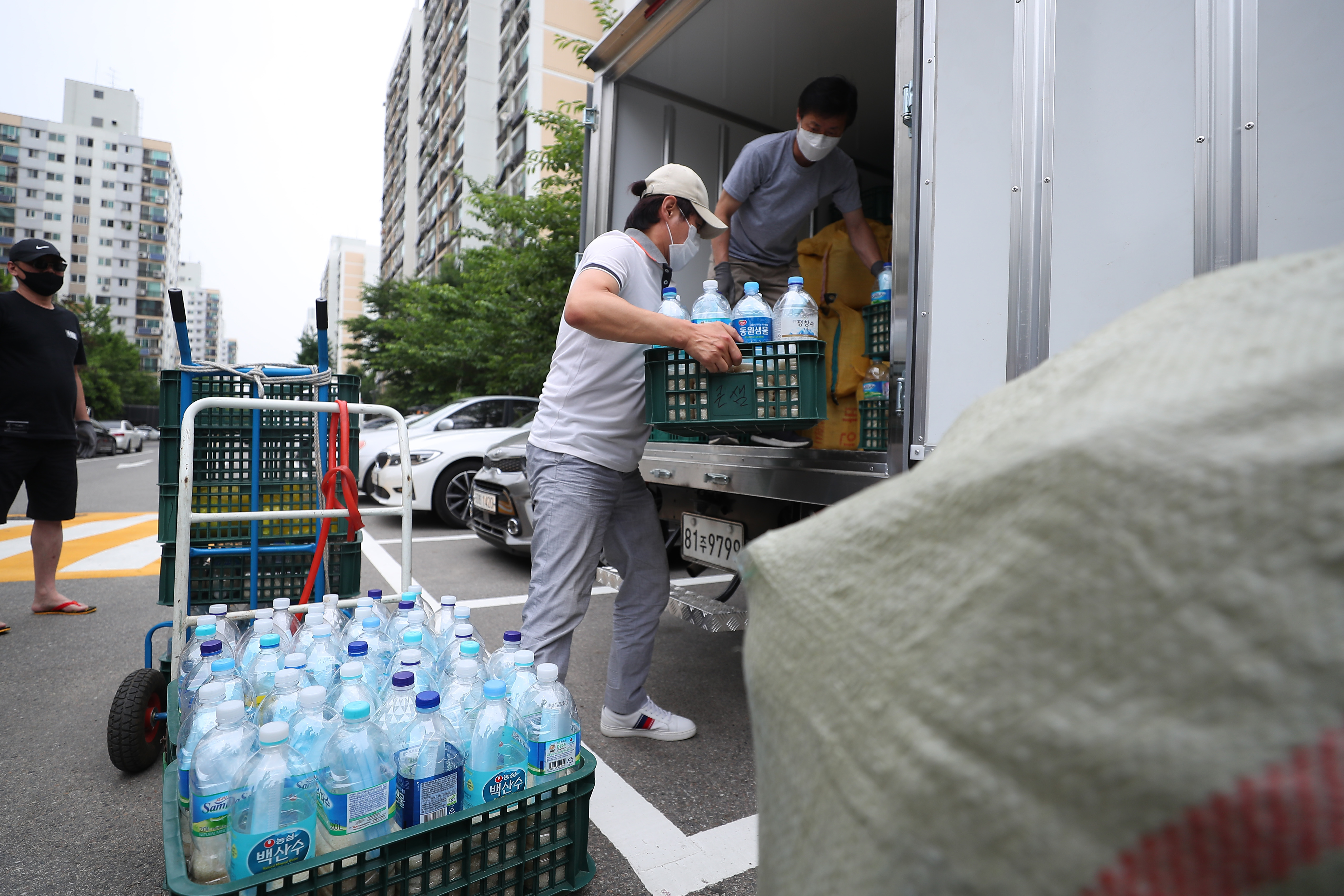 [서울=뉴시스] 전신 기자 = 탈북단체 '큰샘' 회원들이 18일 서울 강남구 일원동 일대에서 북한에 보낼 페트병에 담긴 쌀을 차량에 싣고 있다. 이들은 오는 21일 강화 석모도에서 페트병에 쌀과 마스크를 담아 북한에 보낼 예정이다. 2020.06.18. photo1006@newsis.com