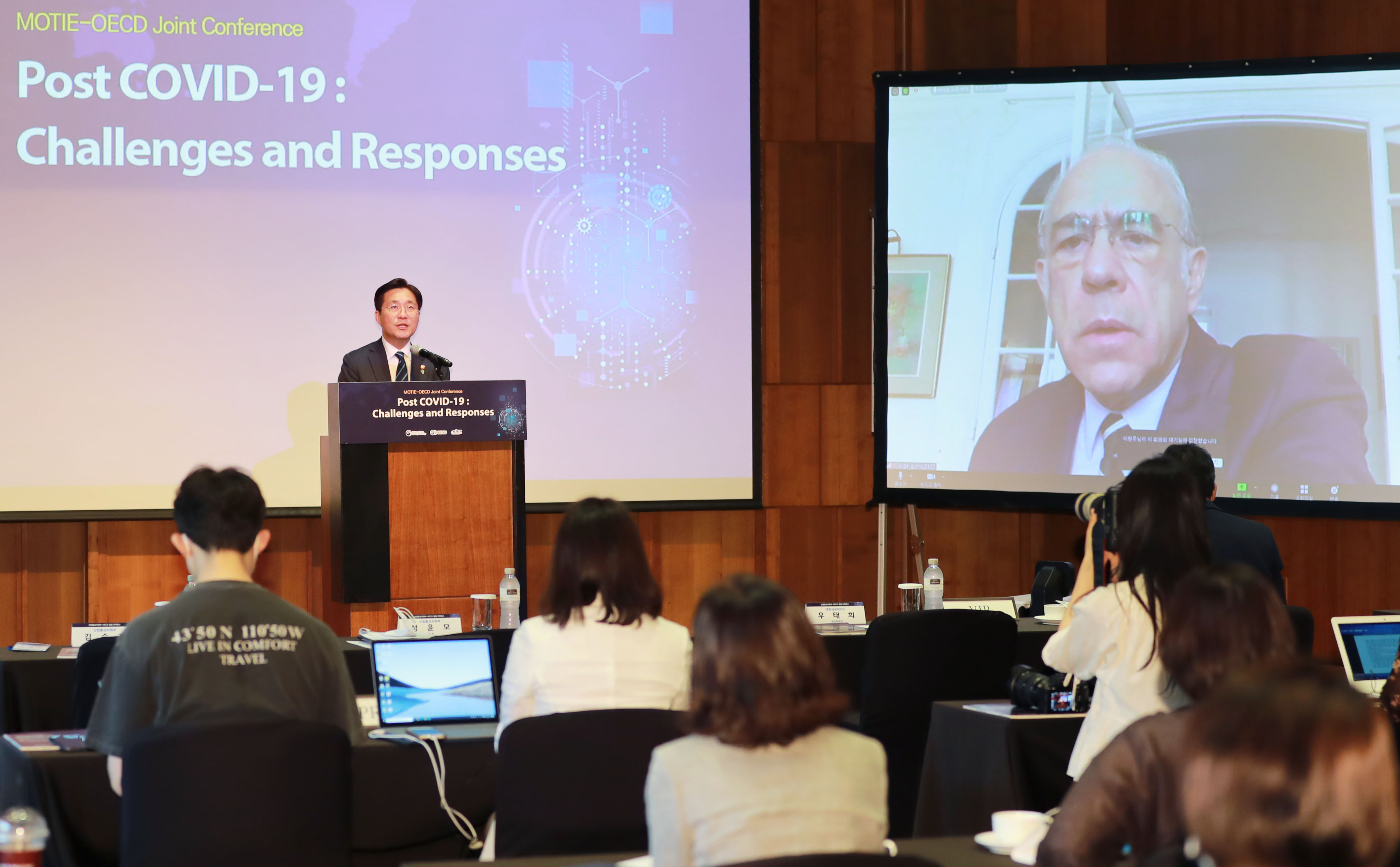 성윤모 산업통상자원부 장관이 18일 서울 신라호텔 영빈관에서 열린 '산업부-OECD 합동 포스트 코로나 대응 컨퍼런스'에서 앙헬 구리아(AngelGurria) OECD 사무총장과 화상으로 대화하고 있다. 산업부 제공