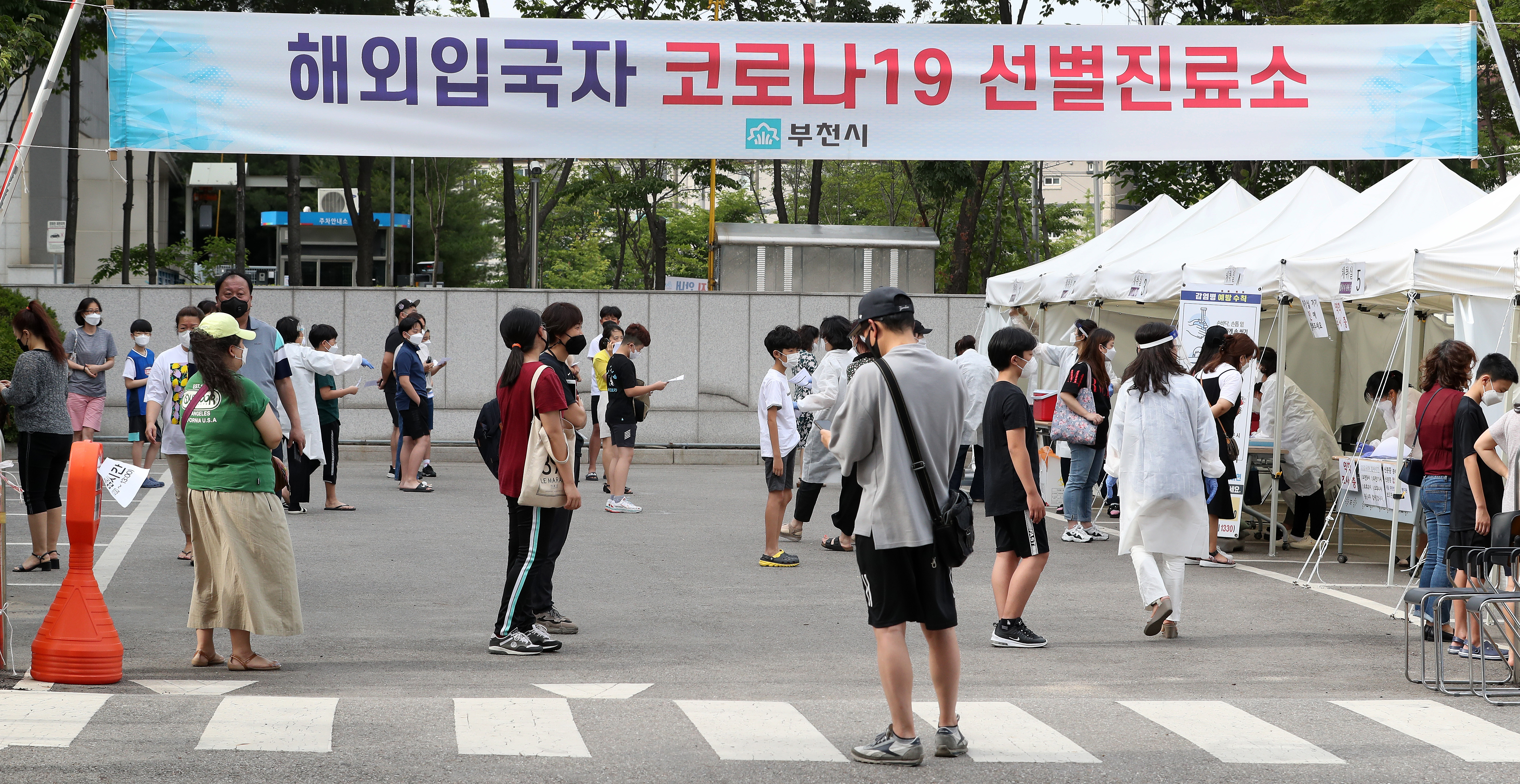 지난 17일 오후 경기도 오정구보건소에서 덕산초등학교 학생들이 신종 코로나바이러스 감염증(코로나19) 검체 검사를 받고 있다. 뉴스1