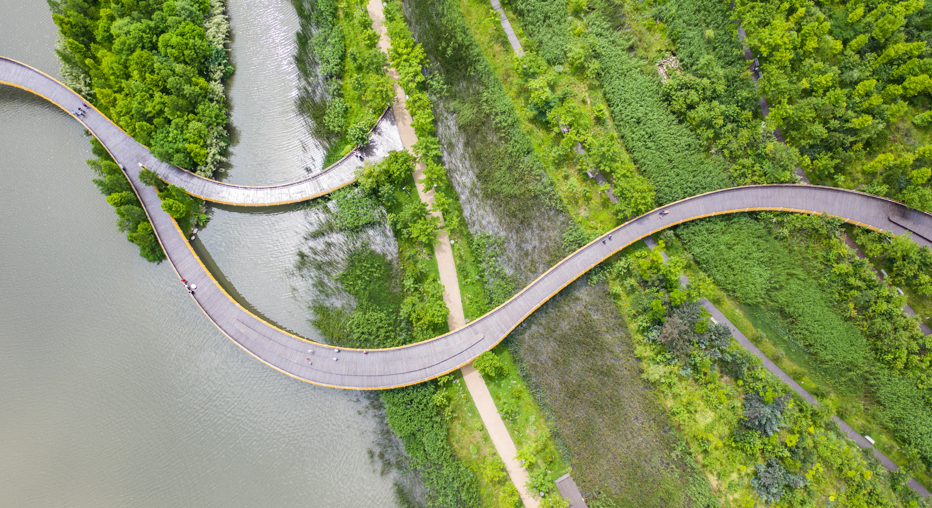 (200618) -- LIUPANSHUI, June 18, 2020 (Xinhua) -- Aerial photo taken on June 17, 2020 shows the scenery of Minghu Lake National Wetland Park in Zhongshan District of Liupanshui, southwest China's Guizhou Province. (Xinhua/Tao Liang)