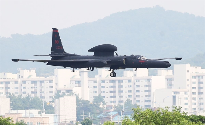 18일 오후 경기도 평택시 주한미공군 오산기지에서 고공 정찰기 U-2S가 임무를 마치고 착륙하고 있다. 연합뉴스