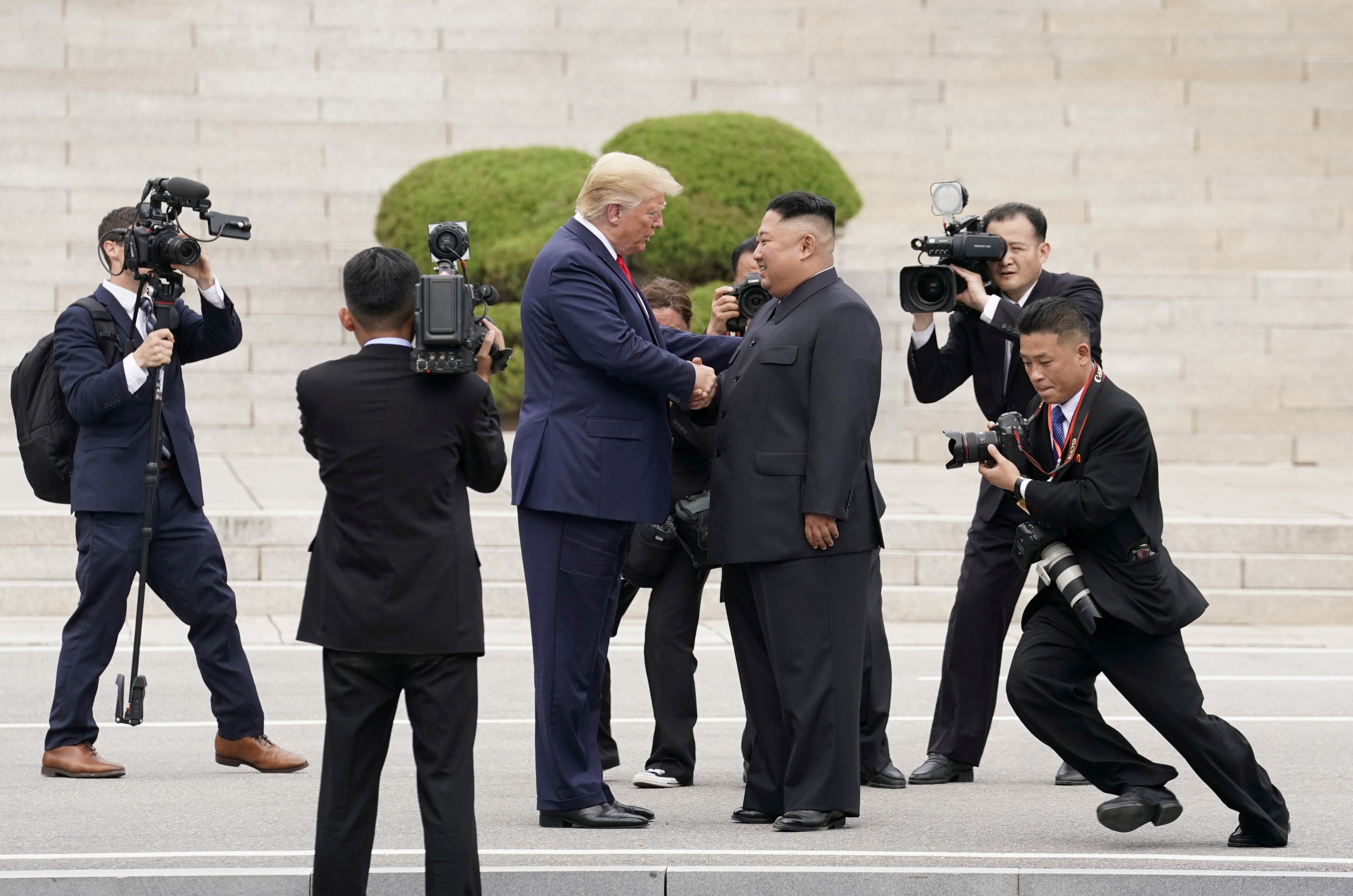 도널드 트럼프(가운데 왼쪽) 미국 대통령과 김정은 북한 국무위원장이 지난해 6월 '판문점 회동' 당시 만나 악수를 나누고 있다. 로이터 연합뉴스 자료사진