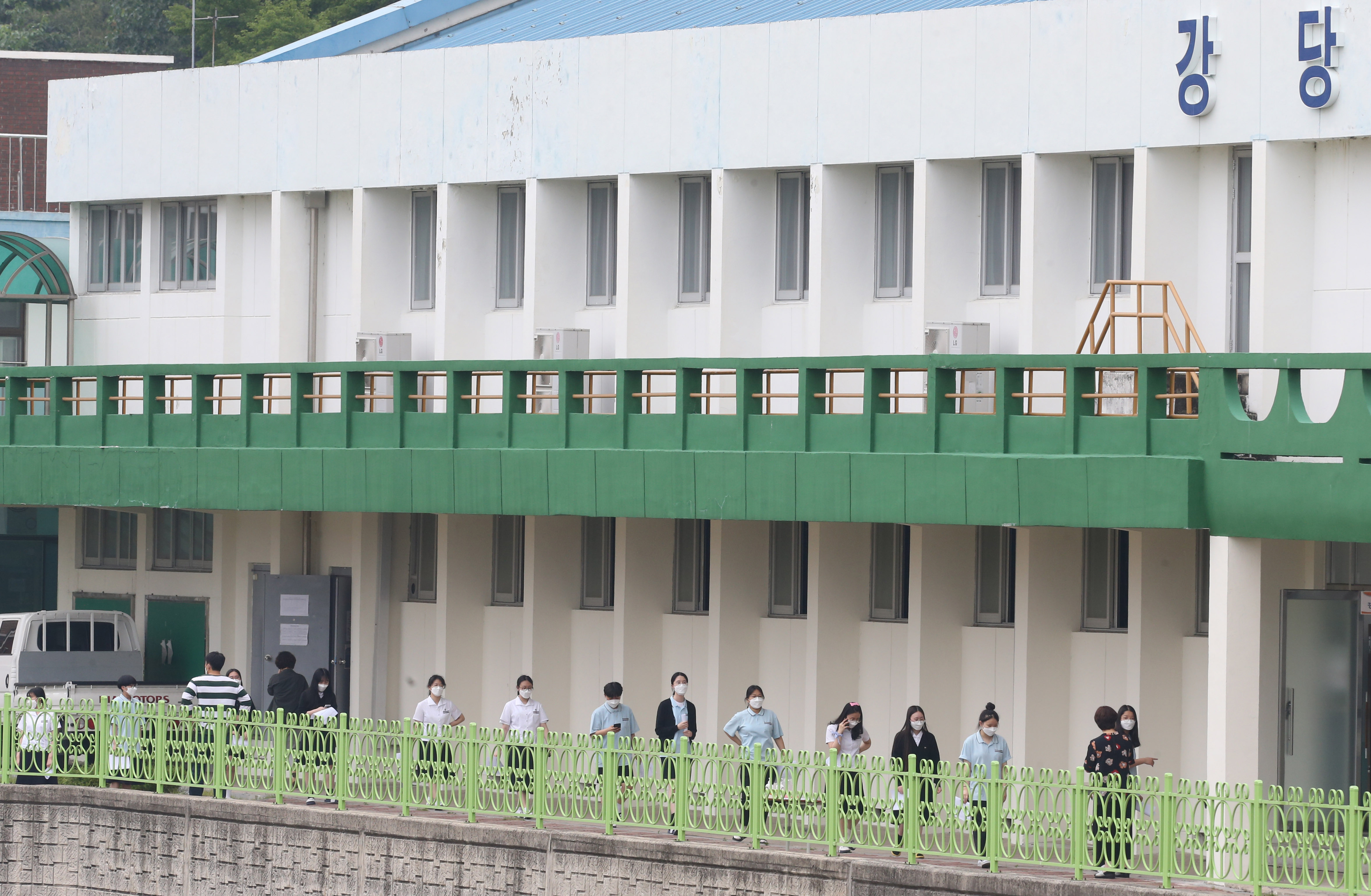 지난 17일 전북 전주여고 학생과 교직원들이 신종 코로나바이러스 감염증(코로나19) 진단검사를 위해 강당으로 향하고 있다. 전주=연합뉴스