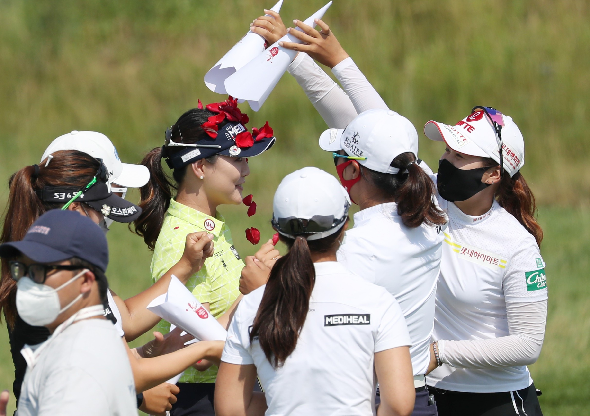 유소연이 21일 인천 베어즈베스트 청라 골프클럽에서 열린 기아자동차 제34회 한국여자오픈 4라운드에서 우승을 확정한 뒤 동료들로부터 축하받고 있다. 연합뉴스