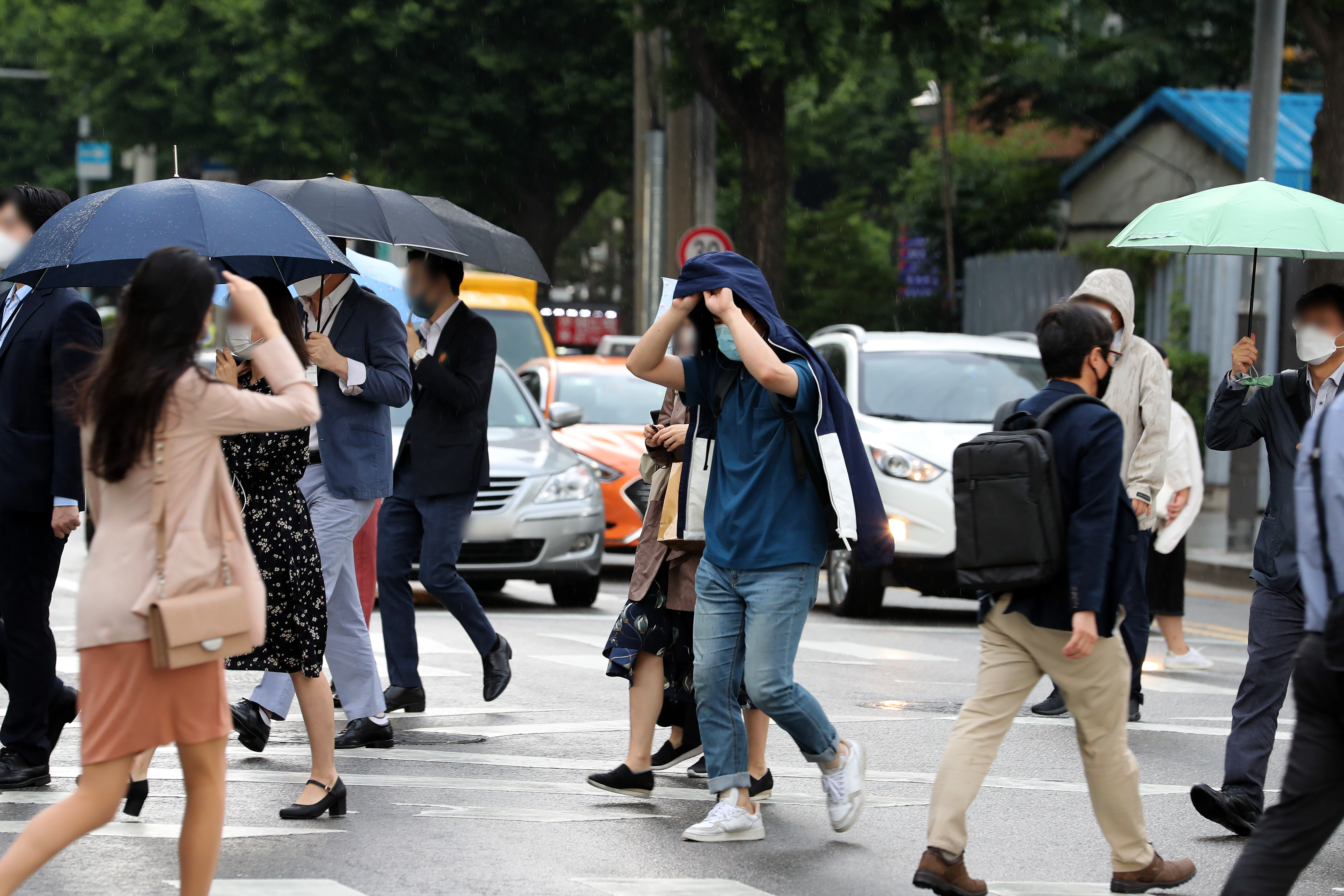 비가 내린 5월 28일 오전 서울 종로구 정부서울청사 인근 거리에서 우산을 준비하지 못한 시민들이 발걸음을 재촉하고 있다. 뉴스1