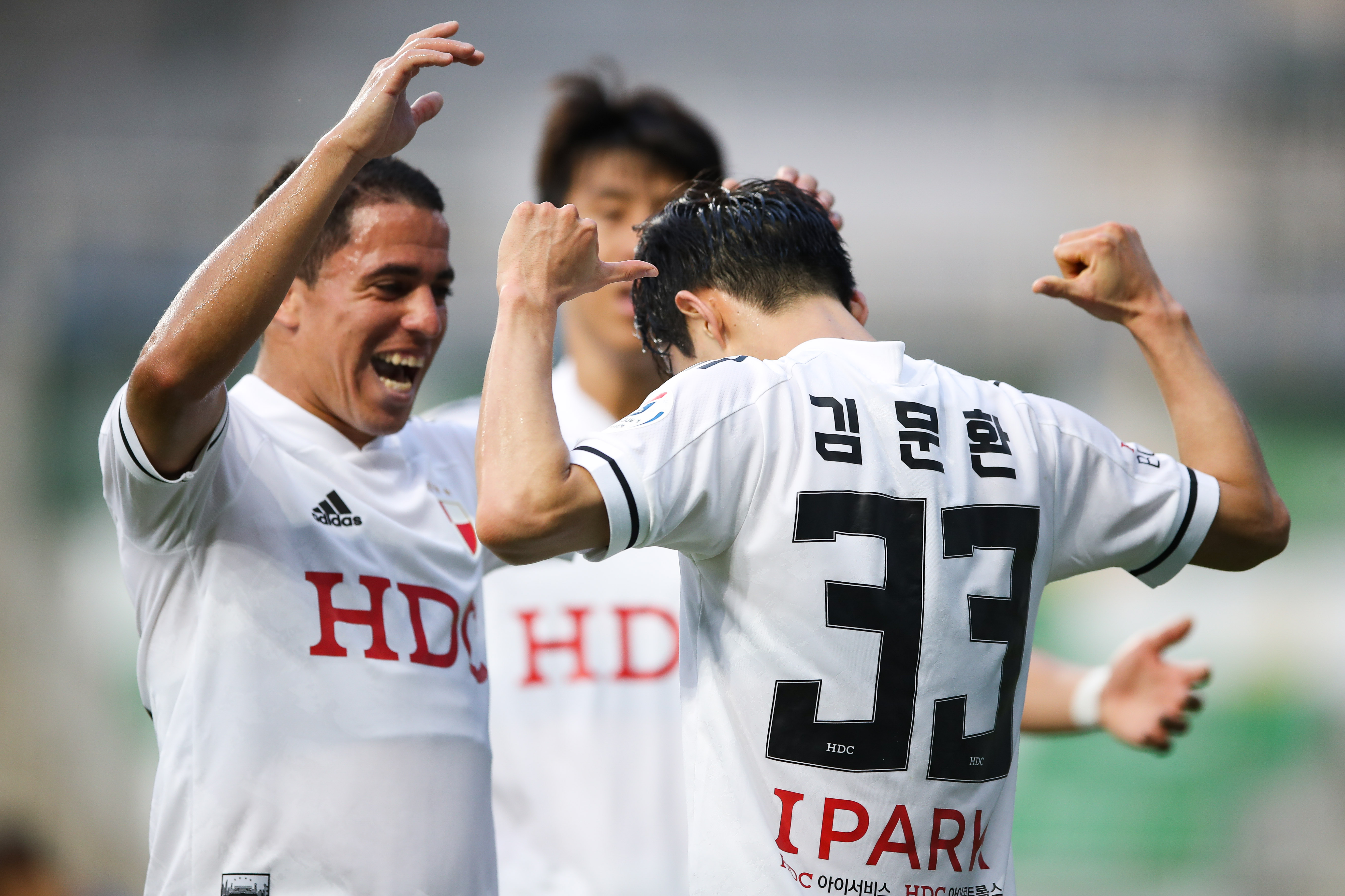 부산 아이파크 김문환이 인천 중구 인천축구전용구장에서 열린 하나원큐 K리그1 2020 8라운드 인천과의 원정경기에서 선제골을 터트린 후 기뻐하고 있다. 프로축구연맹 제공