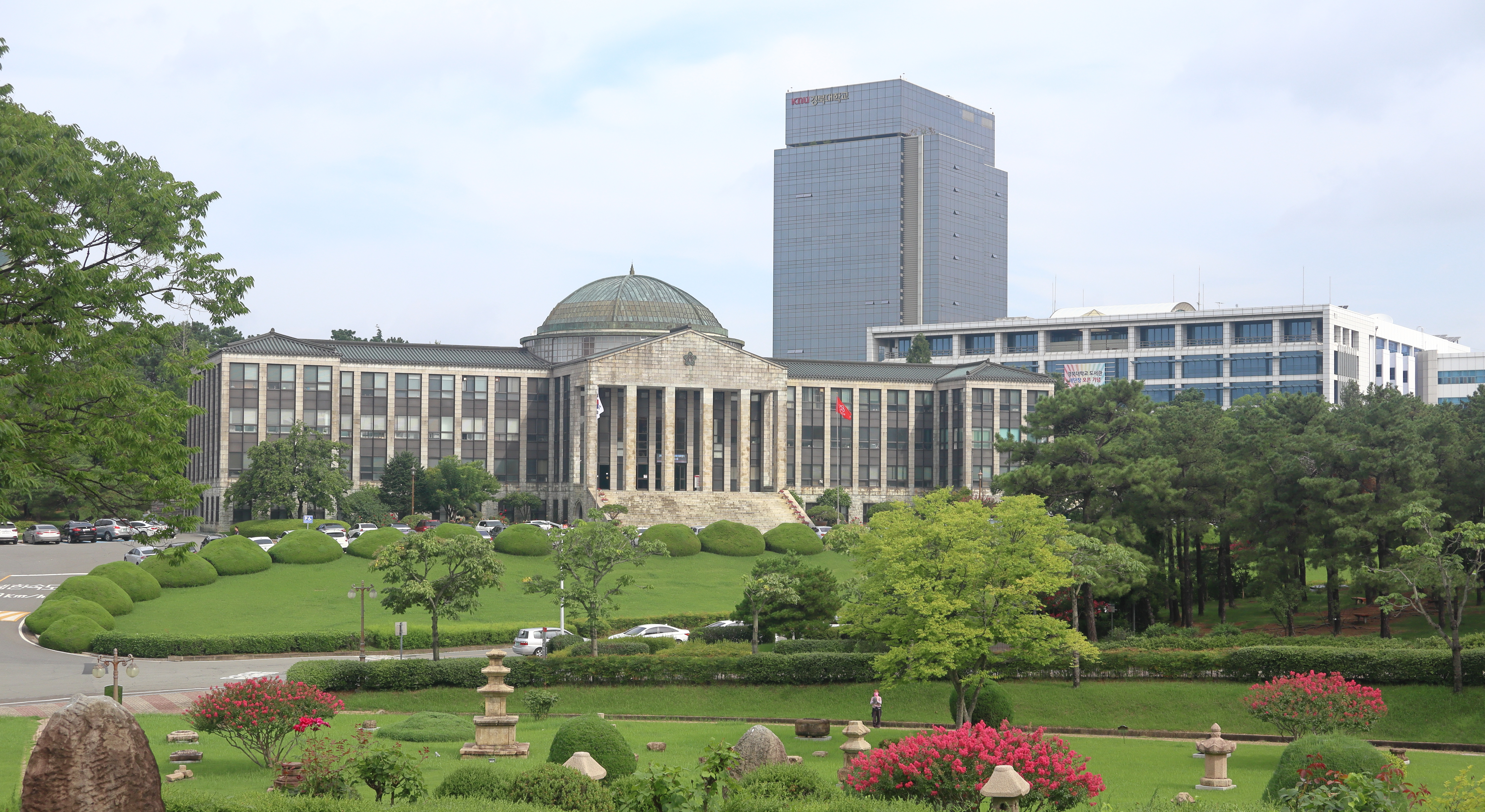 경북대 본관 전경. 한국일보 자료사진