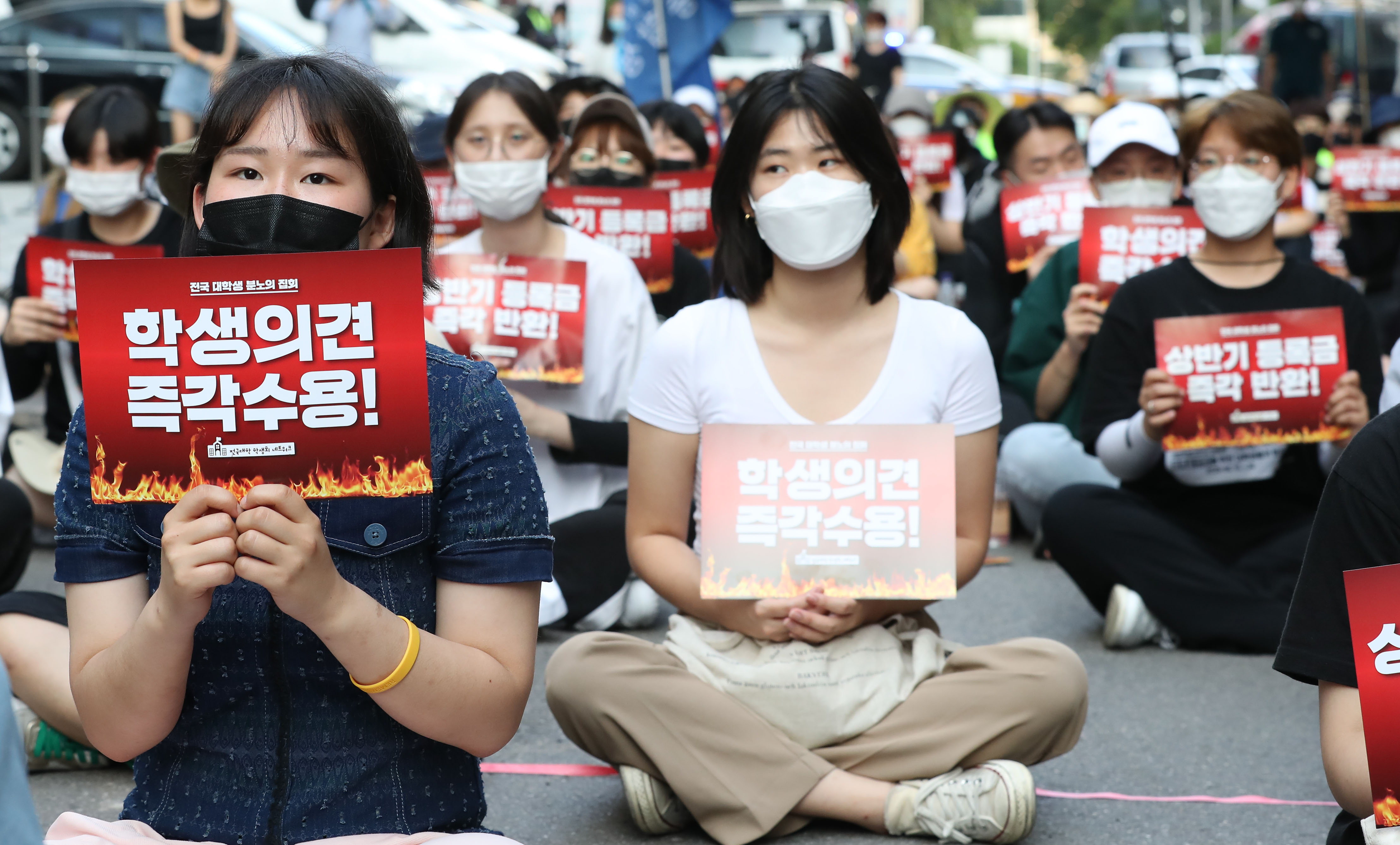 등록금 반환 촉구 종주를 마친 전국대학학생회네트워크 소속 학생들이 지난 20일 서울 영등포구 더불어민주당사 앞에서 집회를 갖고 등록금 반환을 촉구하고 있다. 뉴스1