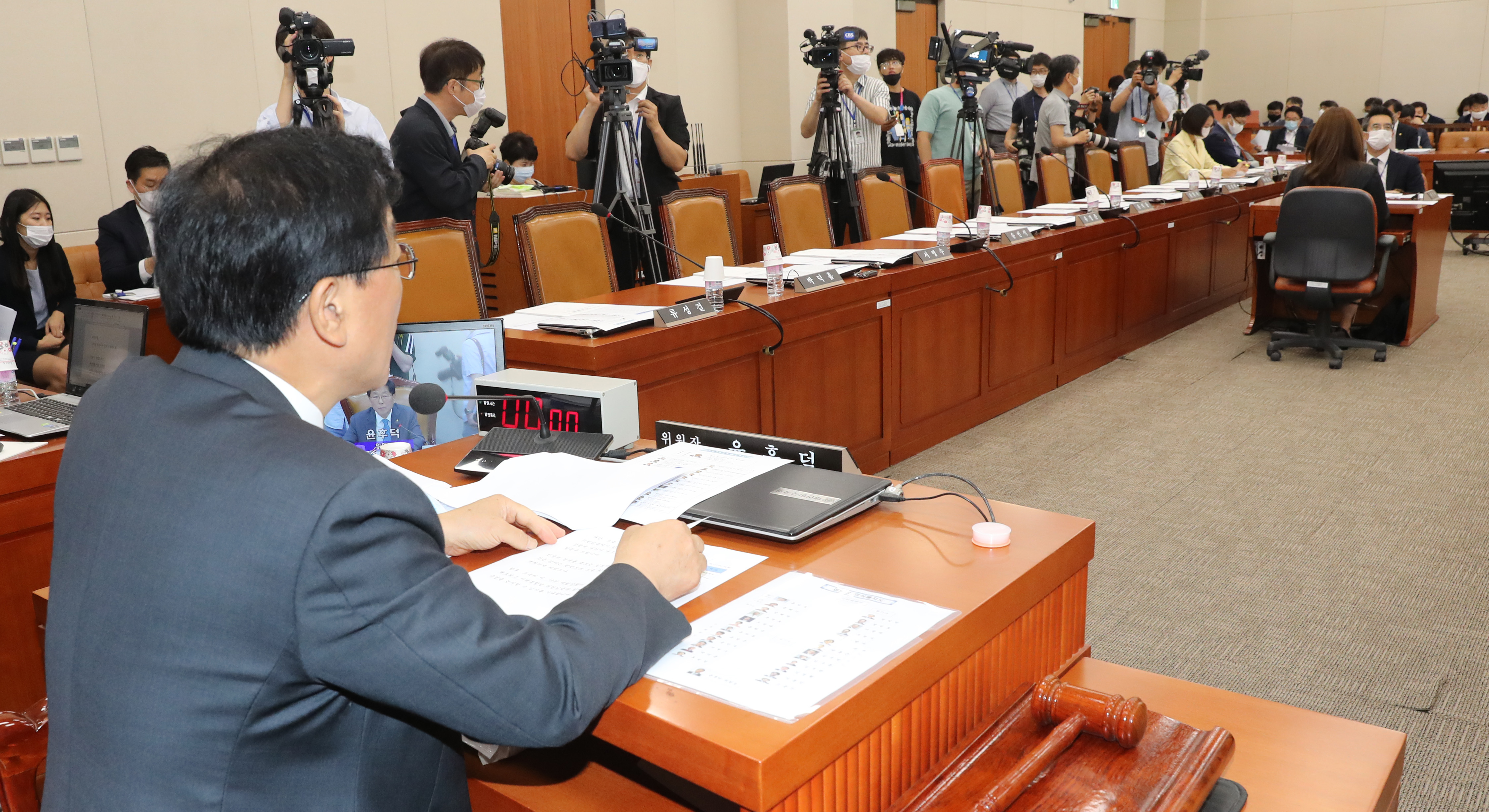 국회 기획재정위 전체회의가 17일 오후 서울 여의도 국회에서 미래통합당 의원들이 상임위 강제 배정에 항의해 불참한 가운데 윤후덕 위원장 주재로 열리고 있다. 연합뉴스