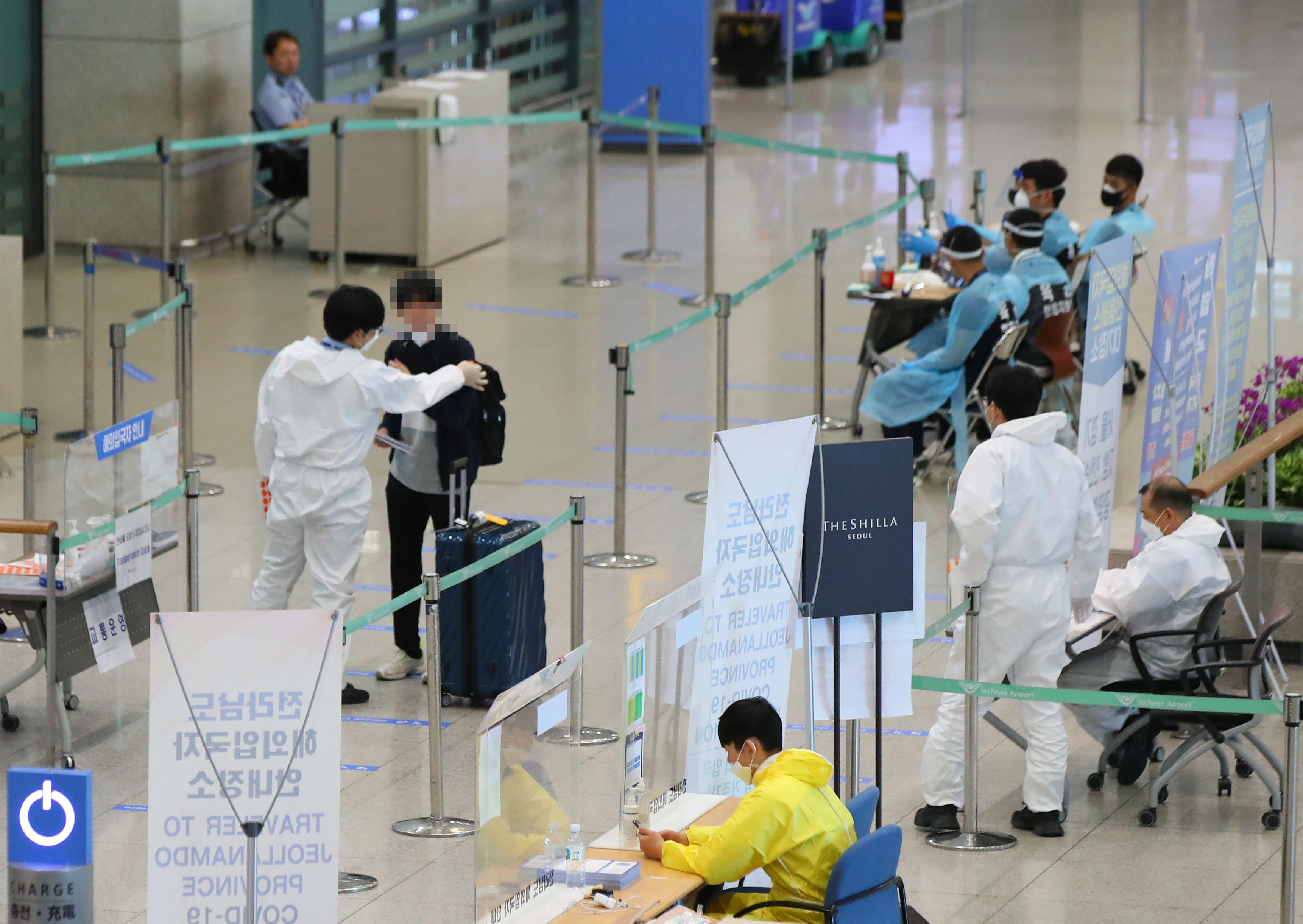 22일 오후 인천국제공항 제1여객터미널 입국장에서 한 입국자가 방역 관계자로부터 설명을 듣고 있다. 이날 국내 신종 코로나바이러스 감염증(코로나19) 신규 확진자 수는 이달 들어 처음으로 10명대인 17명으로 집계됐다. 이중 해외유입 사례는 6명으로 한 자릿수를 기록했다. 하지만 수도권을 중심으로 한 확산세가 쉽게 잡히지 않은 상태에서 방문판매업체발 집단감염이 타지역으로 번지고 있고, 최근 외국인 근로자들의 입국이 늘고 있어 안심할 수 없는 상태이다. 연합뉴스