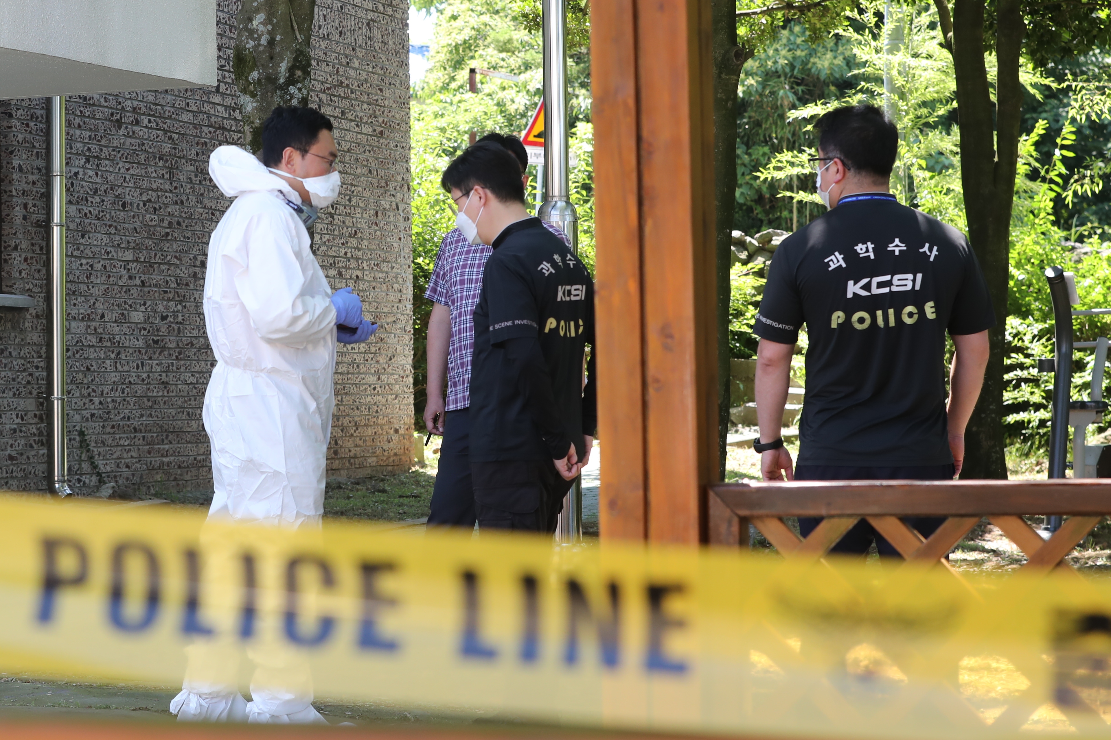 제주도 보건당국과 경찰 관계자가 22일 오전 제주시 인재개발원에서 숨진 자가격리자 A(28)씨에 대한 사망 경위를 파악하고 있다. 뉴시스