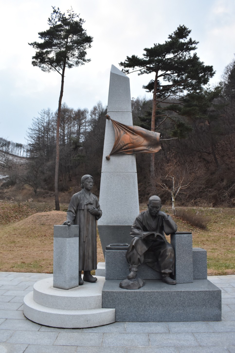 충북 청주시 상당구 낭성면 귀래리 단재 신채호 선생 사당 옆에 있는 신채호 박자혜 부부 조형물. 단재 는 고령 신씨 집성촌인 귀래리에서 어린시절과 청년기를 보냈다. 충북교육청 제공?