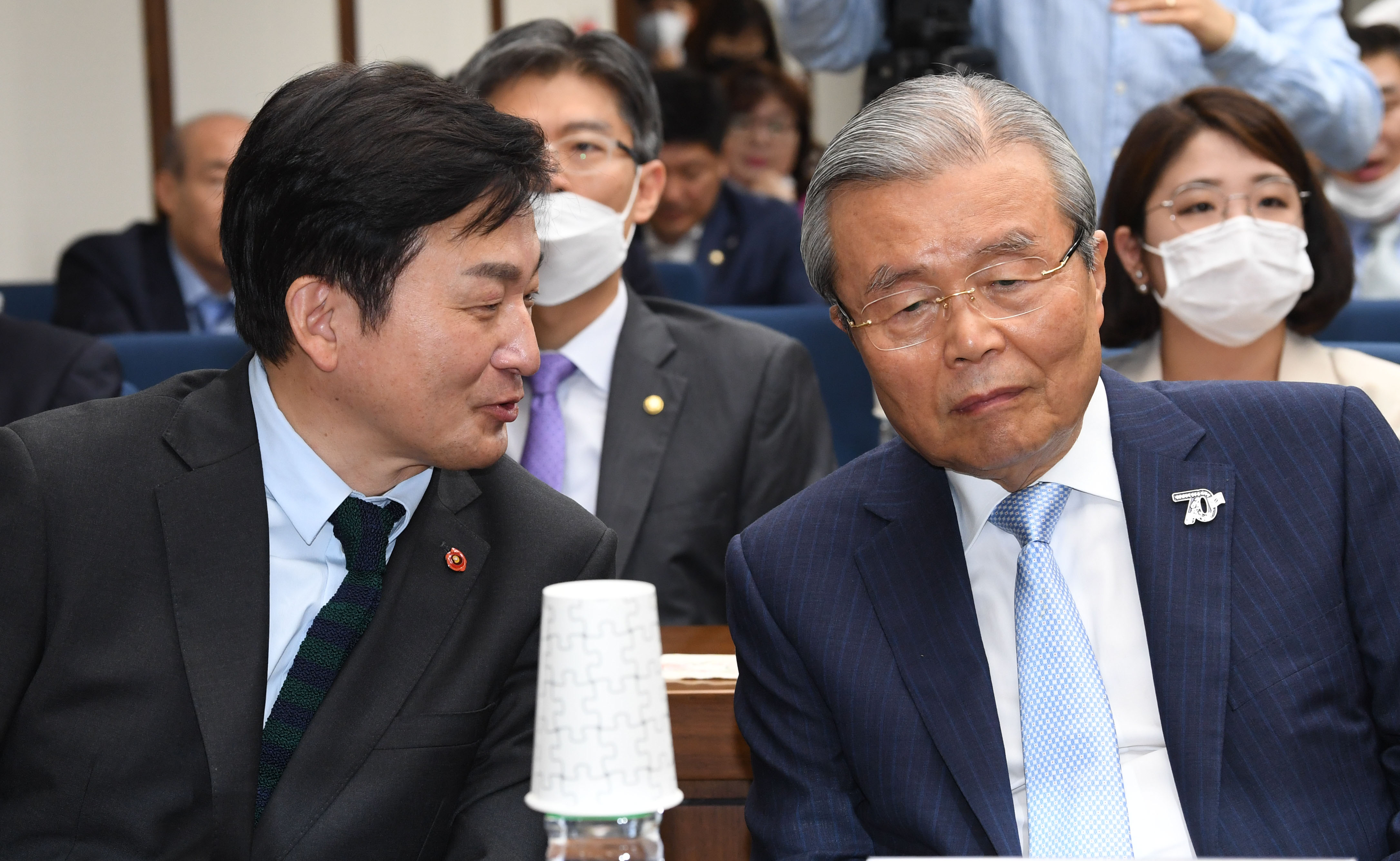 김종인 미래통합당 비상대책위원장이 23일 오전 국회 도서관에서 열린 사회안전망 4.0 정책토론회에서 원희룡 제주도지사와 대화하고 있다./ 배우한 기자