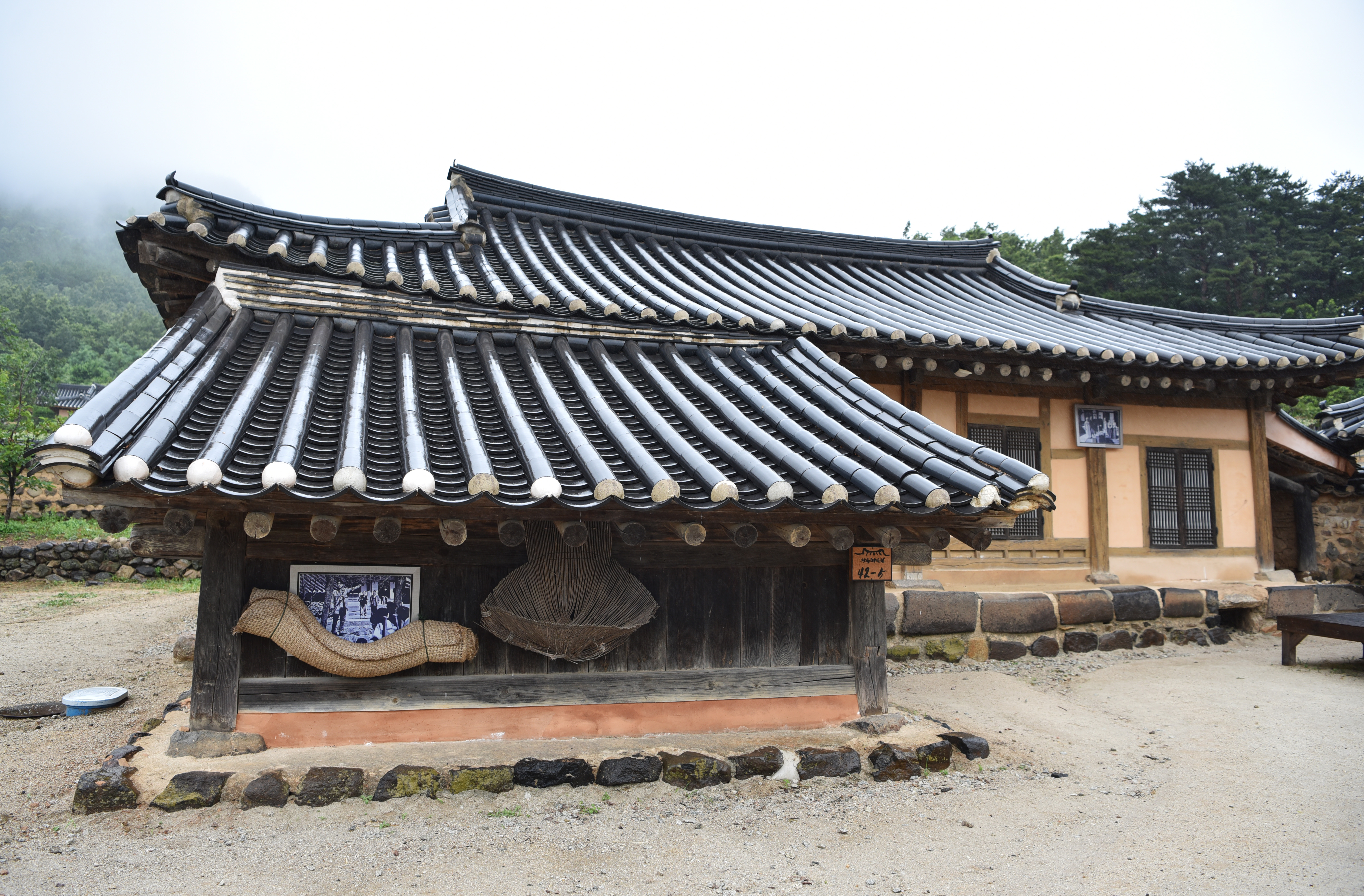 왕곡마을의 주택은 대부분 추운 겨울을 나는 데 적합한 북방식 겹집이다. 부엌을 사이에 두고 본채와 외양간이 붙어 있다. ?