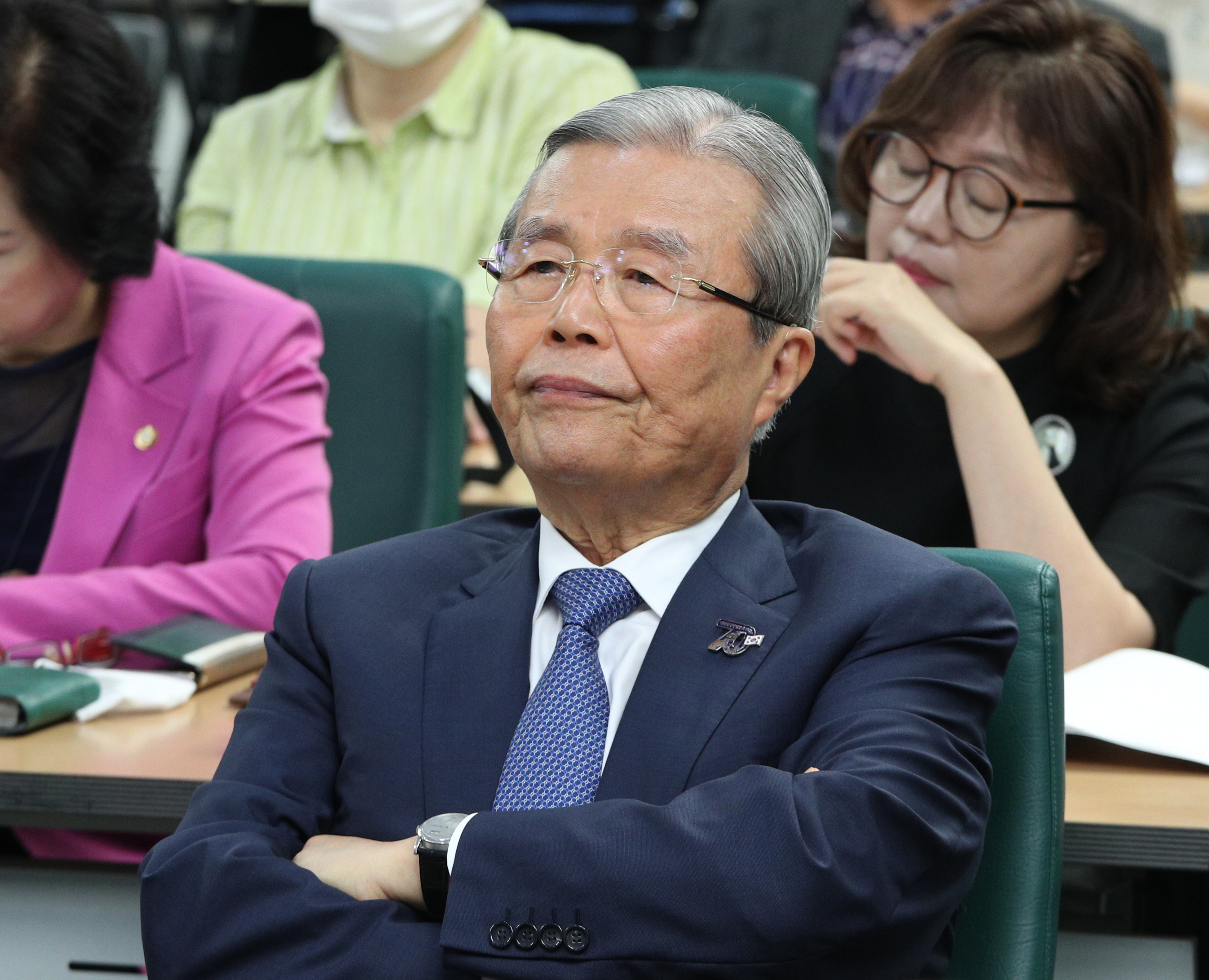 김종인 미래통합당 비상대책위원장이 22일 오전 서울 여의도 국회 의원회관에서 열린 6.25전쟁 70주년 기념토론회에서 생각에 잠겨 있다. 뉴스1