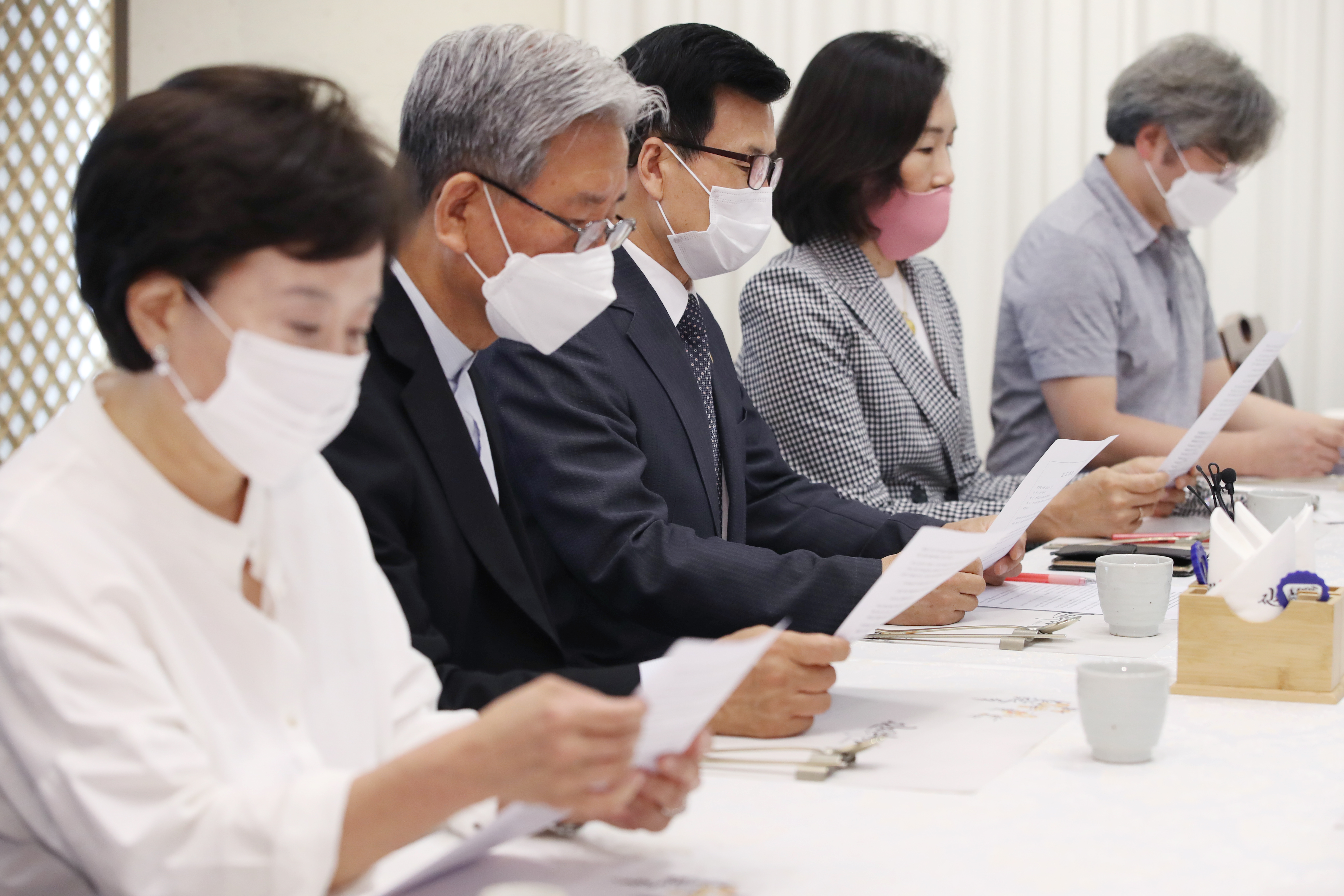 23일 서울 종로구 한 음식점에서 열린 '한국교회남북교류협력단' 주최 기자간담회에서 협력단 공동대표인 강경민(왼쪽 두 번째) 목사가 '한국전쟁 발발 70주년 호소문'을 발표하고 있다. 연합뉴스