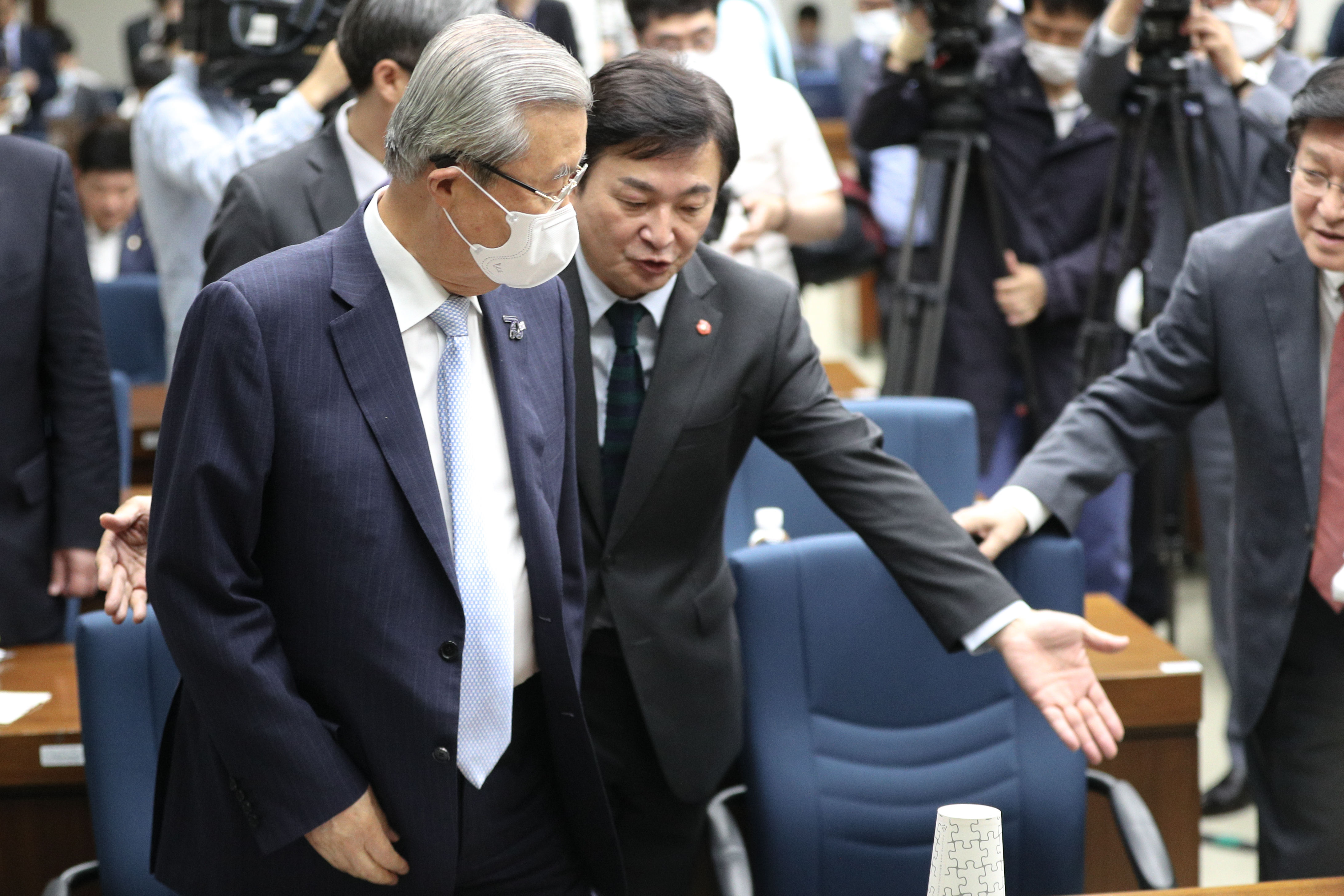 김종인 미래통합당 비대위원장과 원희룡 제주지사가 23일 오전 서울 여의도 국회 도서관에서 열린 사회안전망 4.0 정책토론회에 참석하고 있다. 뉴스1