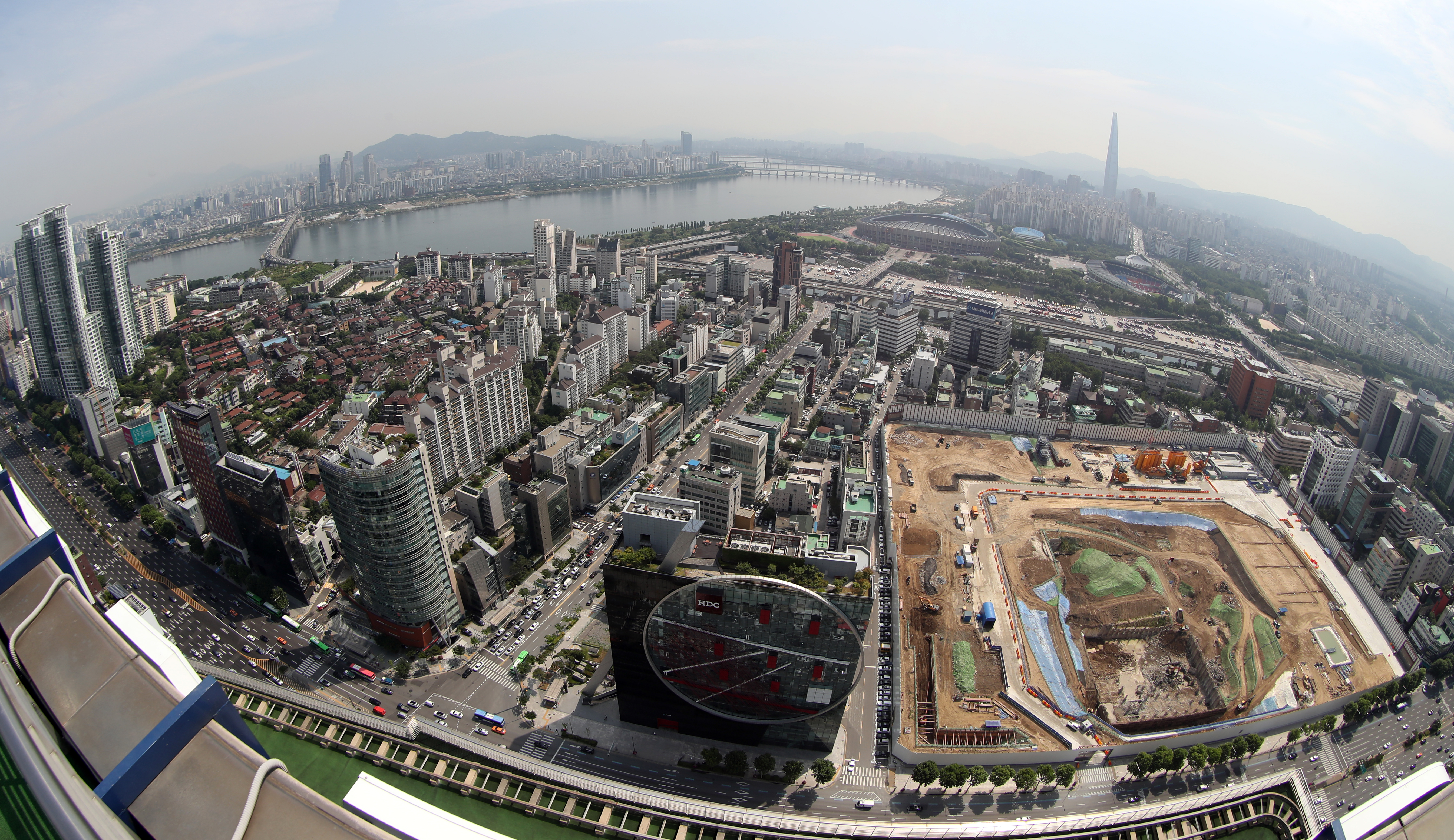 23일 강남구 삼성동과 송파구 잠실동 일대. 오른쪽 아래가 현대차 글로벌비즈니스센터(GBC) 부지다. 연합뉴스