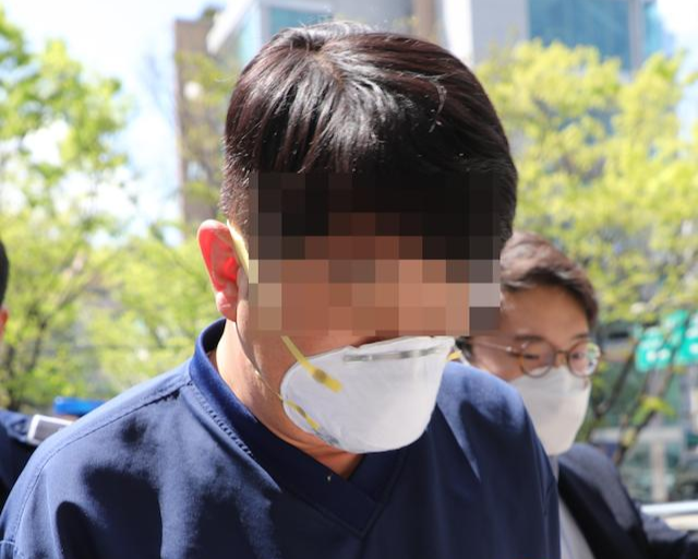 라임 사태 관련 뇌물 혐의 등을 받는 김 모 전 청와대 행정관이 4월 18일 영장실질심사를 받기 위해 서울남부지법으로 들어가고 있다. 연합뉴스