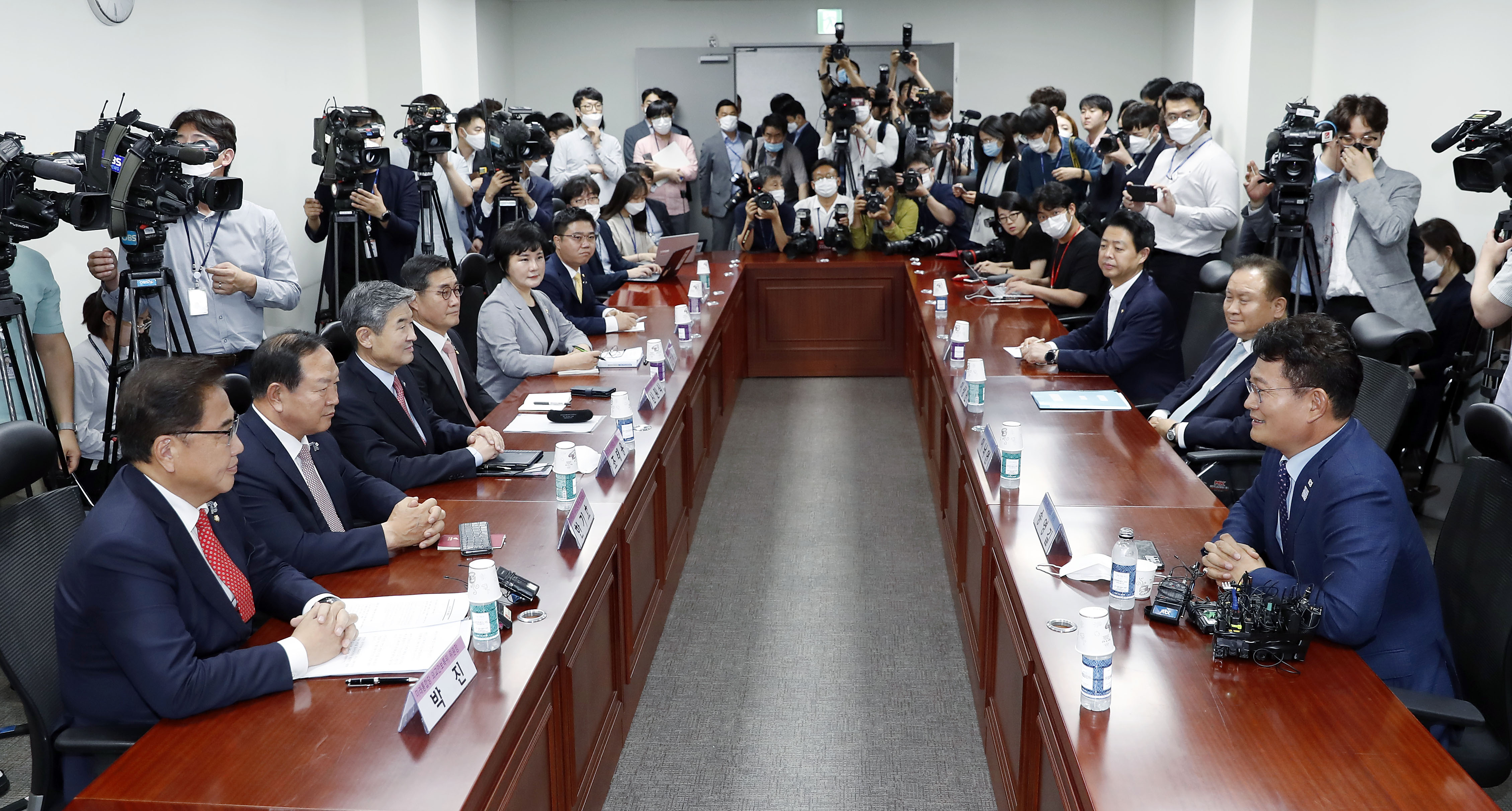 송영길 국회 외교통일위원장이 24일 서울 여의도 국회의원회관 간담회실에서 열린 외교안보 분야 여야 의원 간담회에서 발언하고 있다. 뉴시스