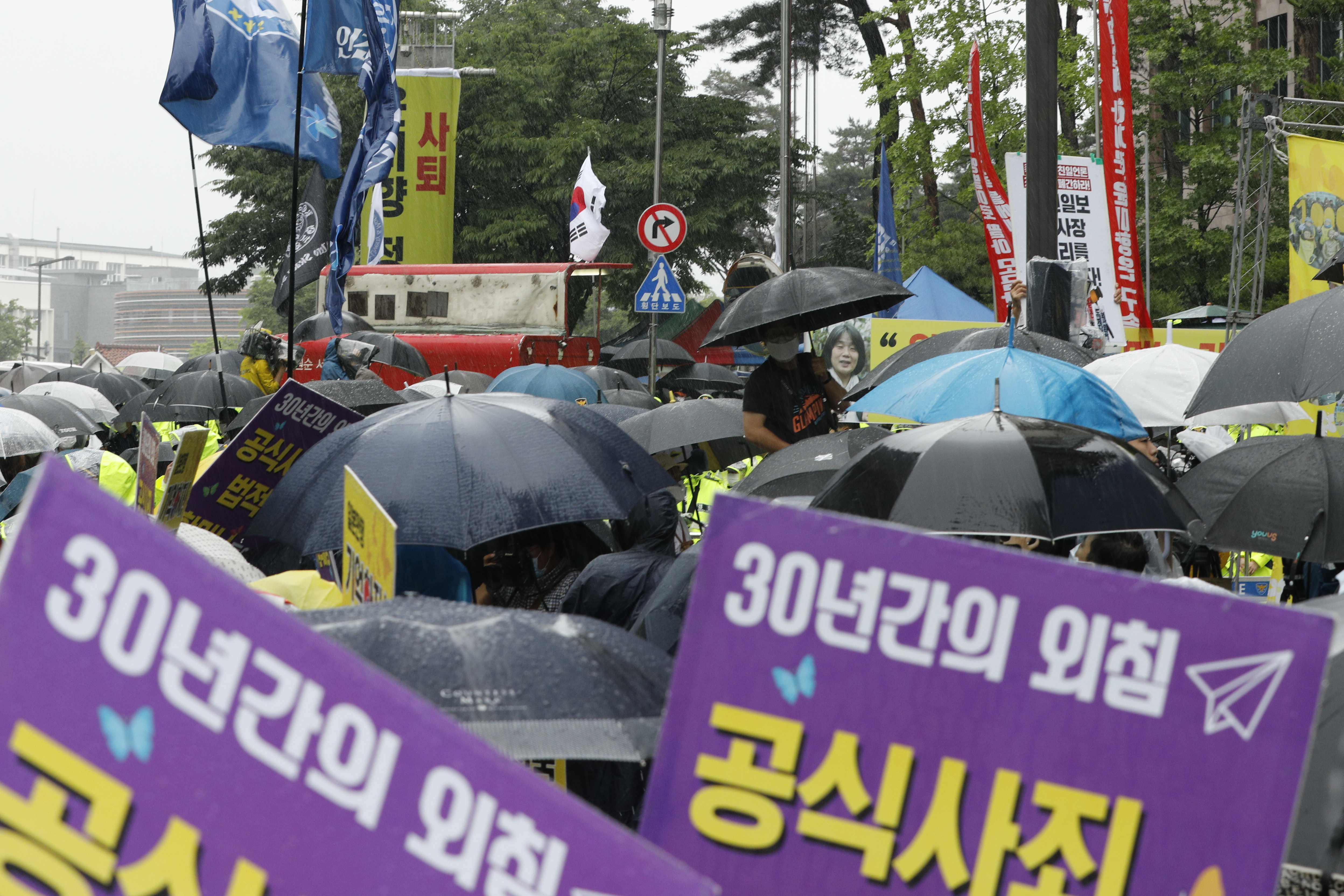 ?24일 서울 종로구 연합뉴스 사옥 앞에서 열린 제1,445차 정기 수요시위가 28년 만에 처음으로 자리를 옮겨 진행되고 있다. 뉴스1