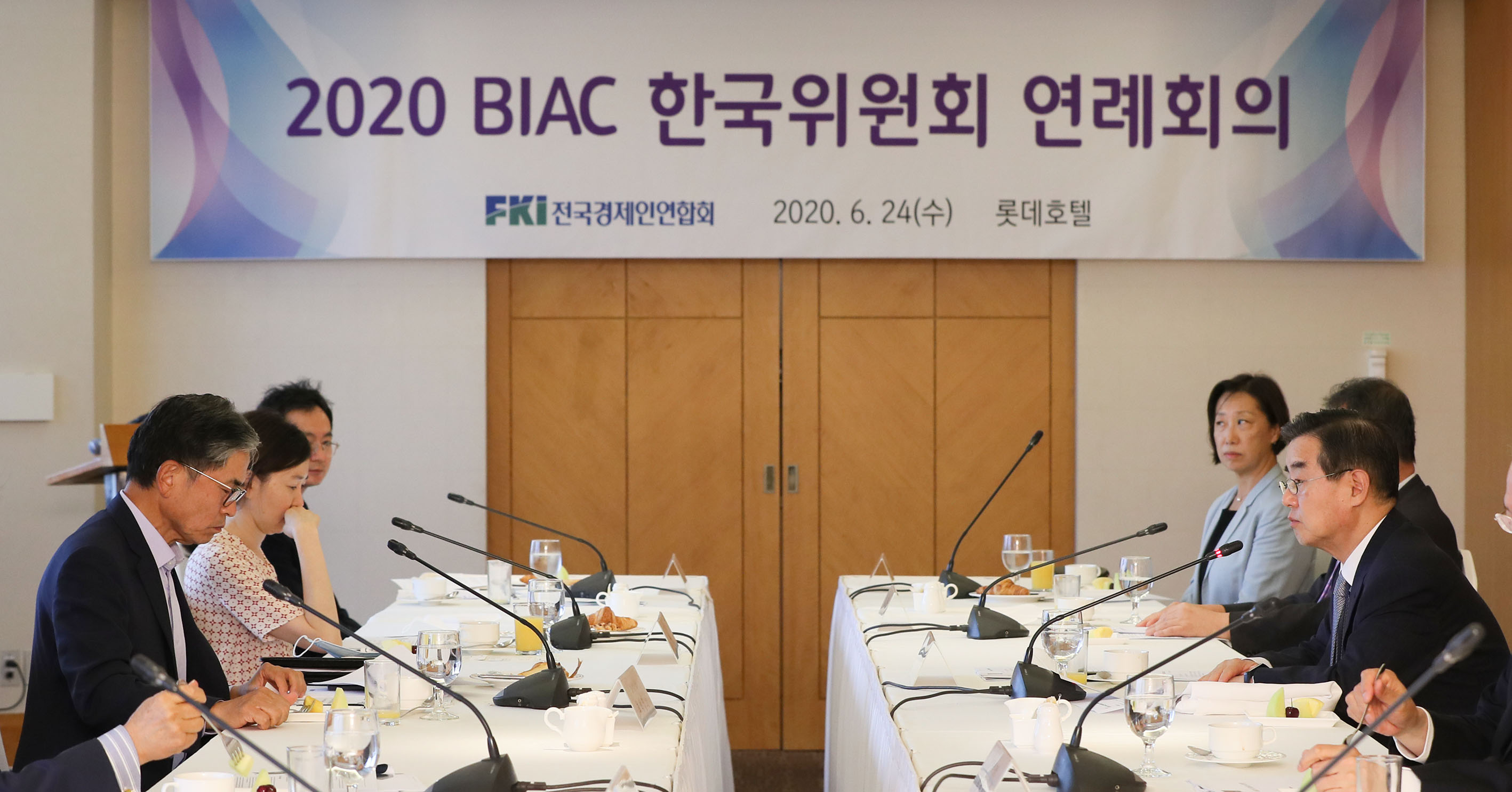 24일 소공동 롯데호텔에서 열린 '2020 BIAC 한국위원회 연례회의'에서 김윤(맨 오른쪽) BIAC 한국위원회 위원장이 인사말을 하고 있다. 전경련 제공