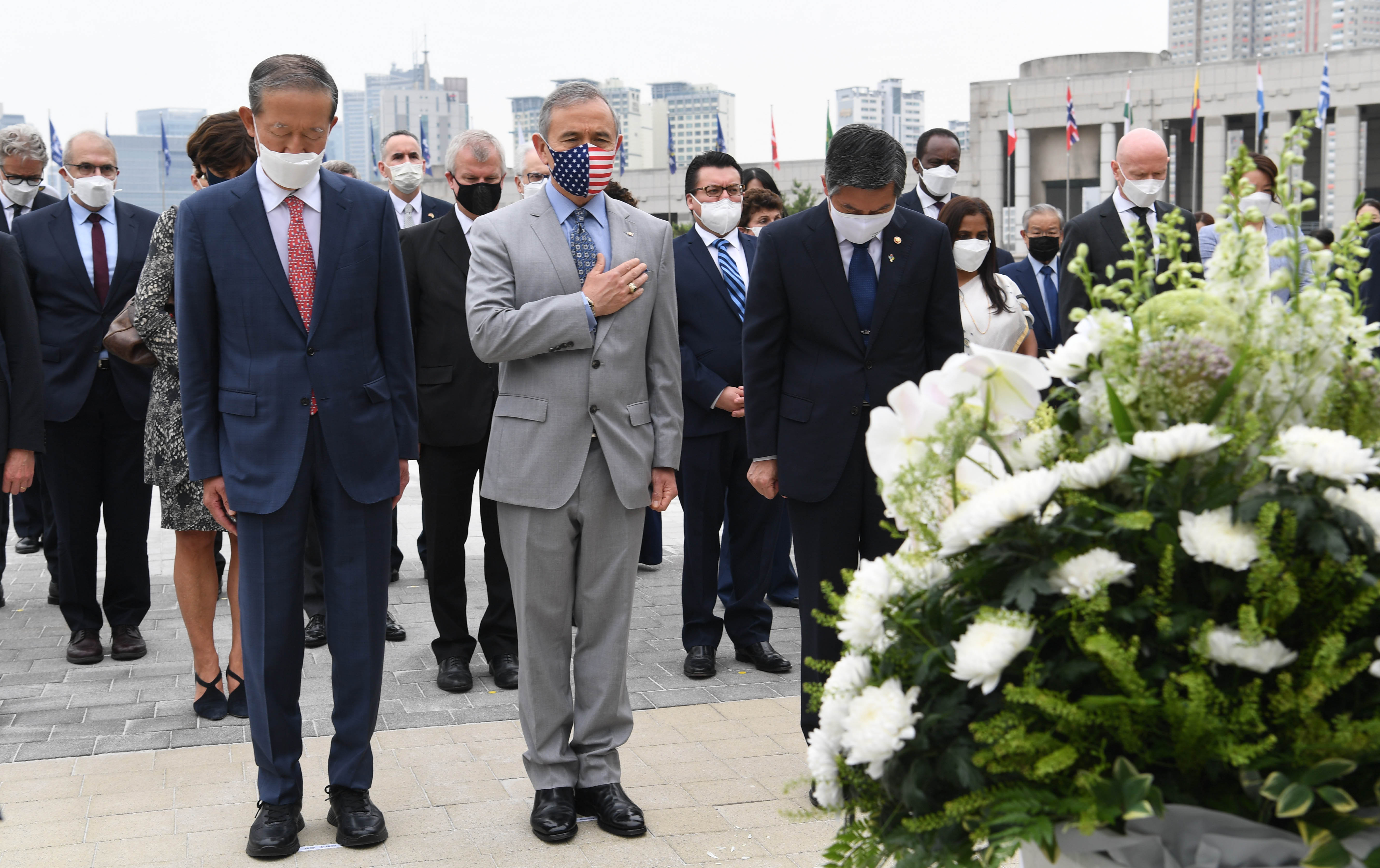 정경두(오른쪽) 국방부 장관과 해리 해리스(가운데) 주한미대사와 6·25 참전국 21개국 대사들이 지난 18일 오전 서울 용산 전쟁기념관 평화의 광장에서 UN 참전비에 헌화 후 묵념하고 있다. 뉴시스