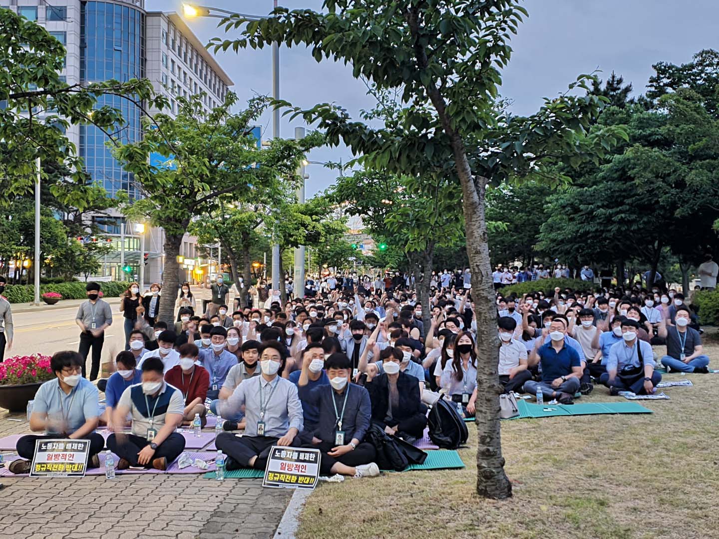 23일 인천 중구 인천국제공항공사 앞에서 노조원들이 일방적인 정규직 전환 방침을 반대하는 집회를 하고 있다. 인천공항공사 정규직 노조 제공