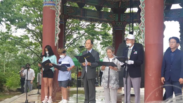 25일 강원 철원군 백마고지 전적지에서 열린 한국전쟁 70주년 기념식에서 소설가 조정래(왼쪽 세번째)씨와 참전용사, 유가족, 학생대표가 '한반도 종전 기원문'을 낭독하고 있다. 강원도 제공