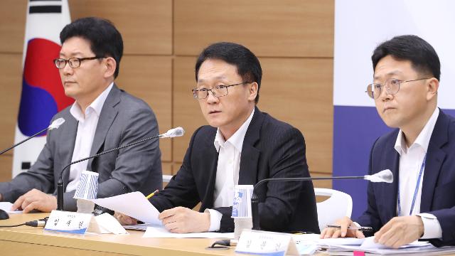 금융세제 선진화 추진 방향 설명하는 임재현 세제실장 (세종=연합뉴스) 김주형 기자 = 임재현 기획재정부 세제실장이 지난 24일 오후 세종시 정부세종청사에서 '금융세제 선진화 추진 방향'과 관련해 브리핑하고 있다. 왼쪽부터 고광효 소득법인세정책관, 임재현 세제실장, 김문건 금융세제과장. 2020.6.25 kjhpress@yna.co.kr/2020-06-25 10:30:06/