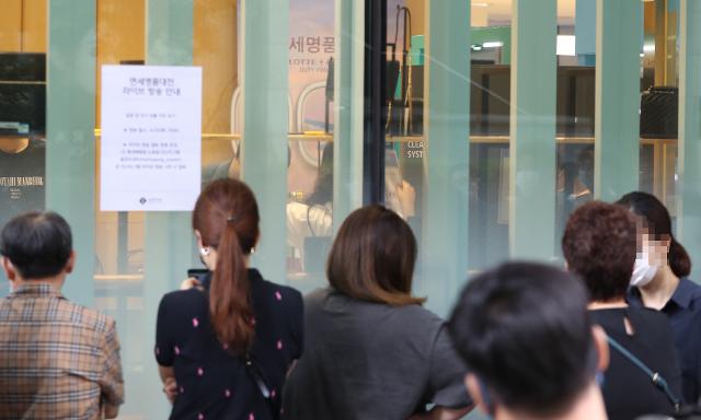 25일 오전 롯데백화점 노원점에서 재고 면세품을 사려는 시민들이 줄지어 서 있다. 연합뉴스