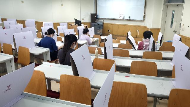 23일 고려대 안암캠퍼스 내 한 강의실의 모습이다. 대면 시험을 치르기 위해 책상마다 설치된 칸막이가 눈길을 끈다. 이주현 인턴기자