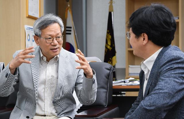 [저작권 한국일보] 24일 오후 세종 반곡동에 위치한 한국조세재정연구원에서 김유찬 원장이 코로나19 경제위기 대응을 위한 정부 재정지출 확대에 대해 이야기했다. 정준희 인턴기자.