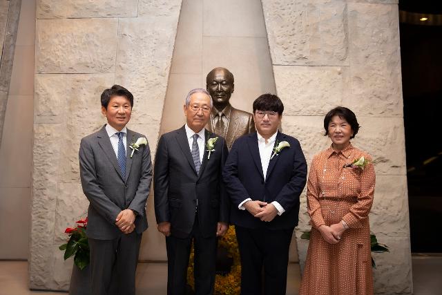 25일 서울 삼성동 포니정홀에서 열린 포니정 혁신상 시상식 참석자들이 기념촬영을 하고 있다. 왼쪽부터 정몽규 HDC 회장, 김철수 포니정재단 이사장,?방시혁 빅히트엔터테인먼트?의장,?고 정세영 현대산업개발 명예회장의 부인인 박영자 여사. 포니정재단 제공