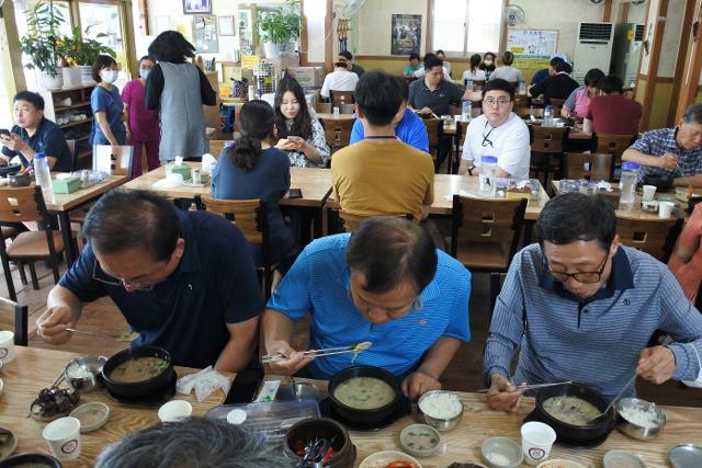 식당을 가득 메운 손님들이 국밥을 먹고 있다.