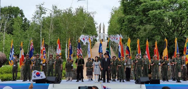 강원도와 철원군이 25일 백마고지 전적지에서 개최한 한국전쟁 70주년 기념식에서 참석자들이 한반도 평화를 기원하는 퍼포먼스를 하고 있다. 이날 참석한 참전용사와 유족, 학생들은 한반도에 평화가 찾아오기를 간절히 기원했다. 강원도 제공