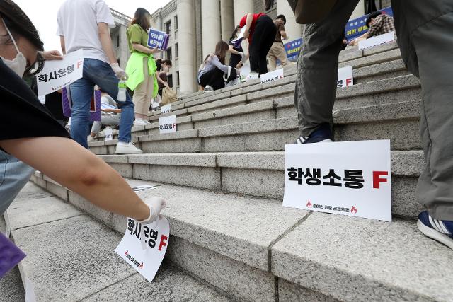 23일 서울 동대문구 경희대에서 열린 경희대 학생의 권리를 되찾기 위한 경희인 집중공동행동에 참가한 학생들이 신종 코로나바이러스 감염증(코로나19)으로 바뀐 수업환경과 관련해 등록금 반환, 선택적 P/F제도(선택적 패스제, 교강사의 성적평가 이후 성적정정기간에 부여받은 학점에 대해 학생이 선택) 도입 등을 촉구하며 학교 측을 규탄하는 퍼포먼스를 하고 있다. 뉴스1