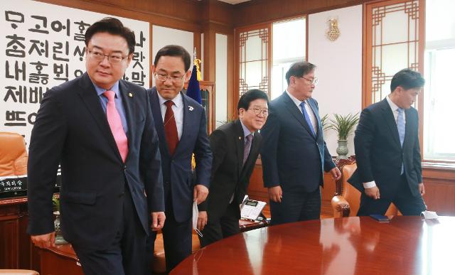 박병석 국회의장과 여야 원내대표가 26일 오후 서울 여의도 국회 의장실에서 회동을 앞두고 기념촬영을 마친 뒤 자리에 앉고 있다. 왼쪽부터 김성원 미래통합당 원내수석부대표, 주호영 미래통합당 원내대표, 박 의장, 김태년 더불어민주당 원내대표, 김영진 더불어민주당 원내수석부대표. 오대근 기자