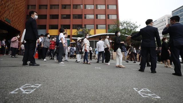 기사 내용과 관련 없음. 지난 14일 서울 여의도 순복음교회에서 교인들이 마스크 착용 및 거리두기를 유지하며 예배당 안으로 들어서고 있다. 뉴시스