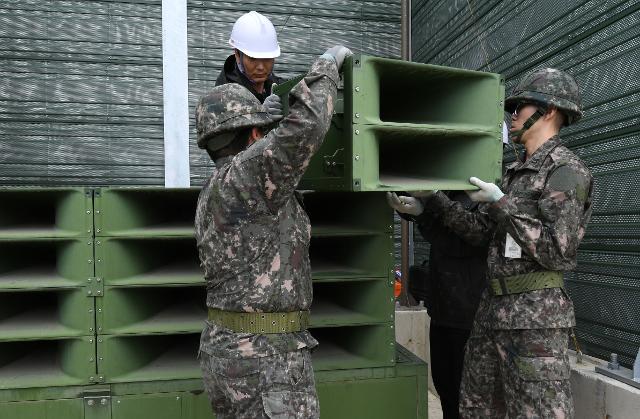 2018년 5월 1일 국군장병들이 '판문점 선언' 후속조치 첫 단계로 경기도 파주시 군사분계선(MDL) 교하소초에 설치된 대북 고정형 확성기 철거작업을 하고 있다. 파주=사진공동취재단