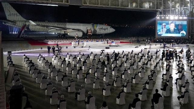 25일 경기 성남시 서울공항에서 열린 6·25전쟁 제70주년 행사장 전경. 공군 공중급유기 앞 영현단에 147구 국군전사자 유해가 안치돼있다. 뉴시스