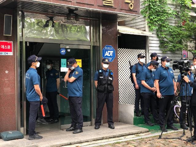 26일 오후 경찰의 압수수색이 예정된 서울 강남구의 자유북한운동연합 사무실 앞에 경찰들이 서 있다. 이승엽 기자