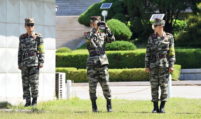 9.19 군사합의 이후? 판문점 공동경비구역(JSA)은? 비무장지역으로 탈바꿈 했다. 2019년 4월 31일JSA에 근무하는 북한군이 비무장한 상태로 4·27 남북공동선언 1주년을 맞아 판문점을 방문한 더불어민주당 이해찬 대표 등과 기자단을 감시하고 있다.국회사진공동취재단