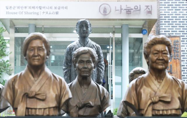 시민단체 등으로 구성된 '사회복지법인 대한불교조계종 나눔의집 사건 진상조사위원회'가 나눔의 집 법인·시설 측과 첫 면담을 진행한 24일 오후 경기도 광주시 나눔의 집에 설치된 평화의 소녀상이 비를 맞고 있다. 연합뉴스